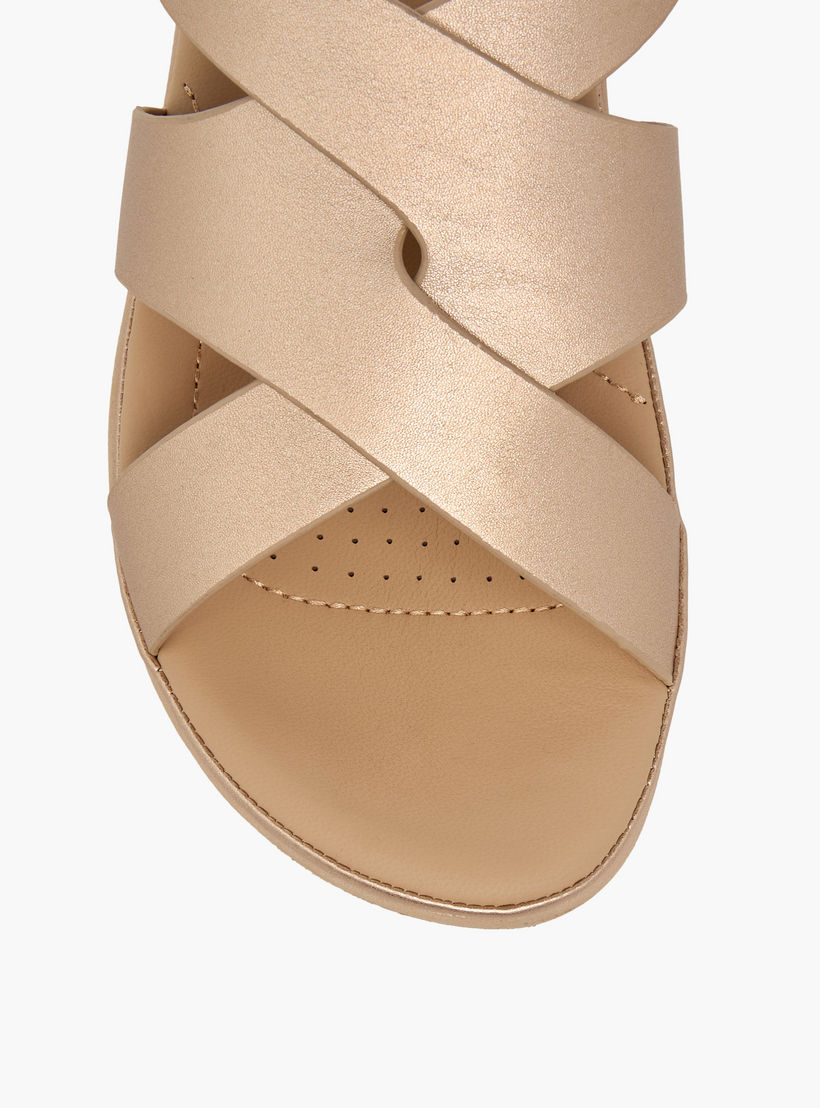 صندل مريح سادة بأحزمة متقاطعة وإبزيم إغلاق من لو كونفورت-women-shoes-flats-sandals-image-4