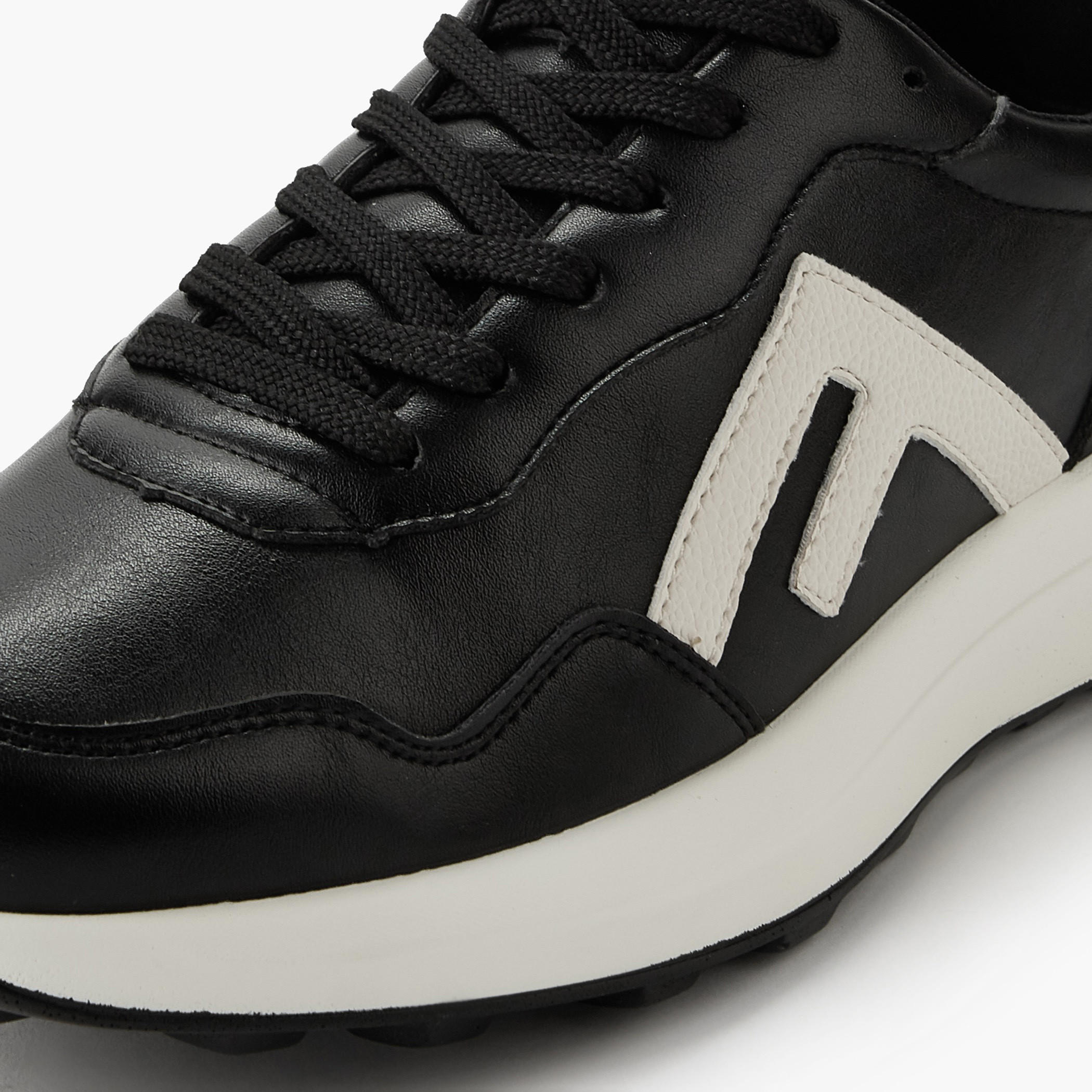 حذاء سنيكرز بطول الكاحل ورباط إغلاق للنساء من فلورا بيلا-women-shoes-sneakers-image-14