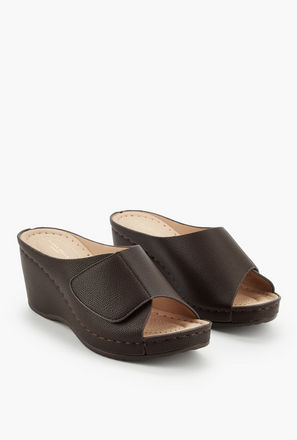 صندل ويدج بارز الملمس للنساء من فلورا بيلا-women-shoes-sandals-heeled-image-1