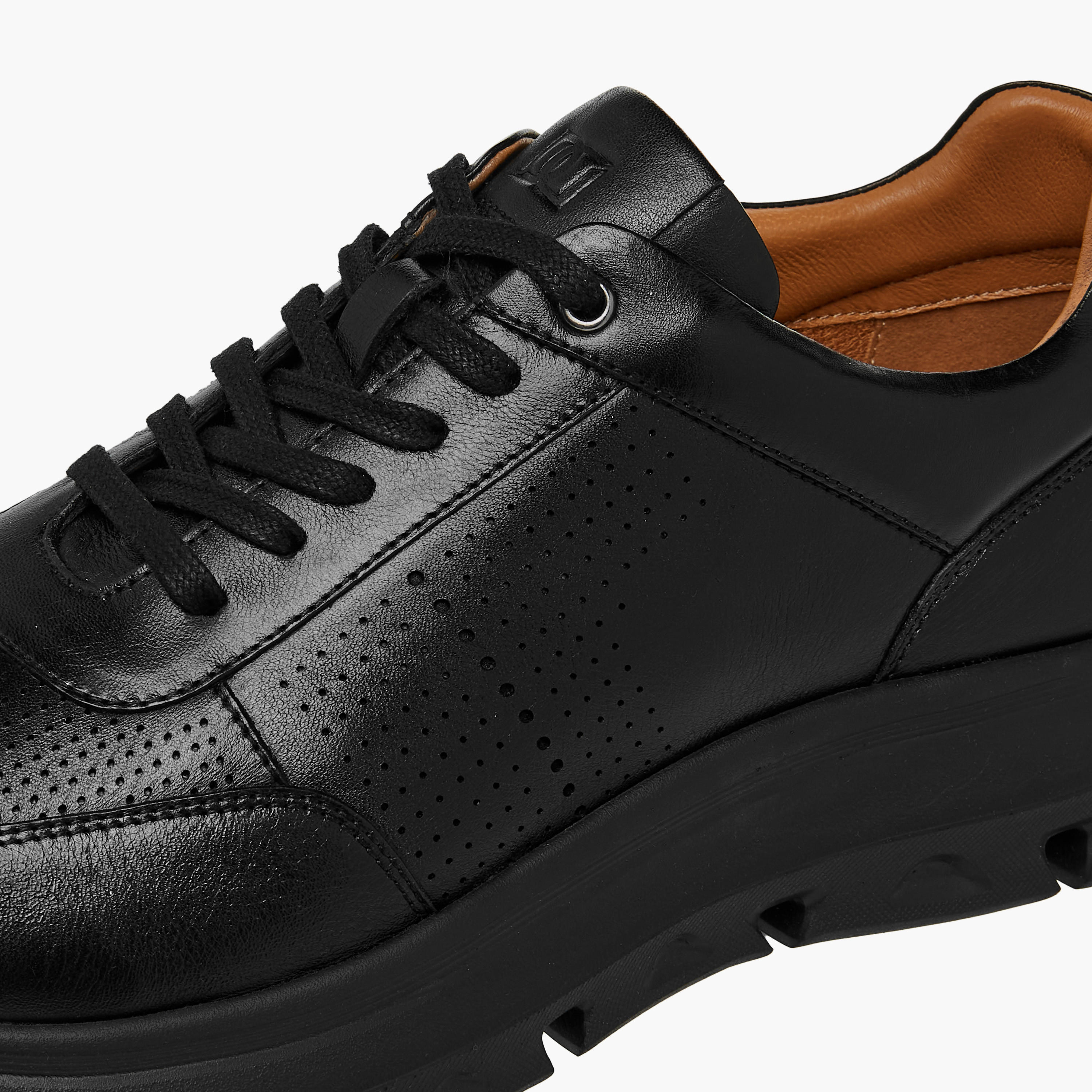 حذاء سنيكرز جلد مثقّب برباط للرجال من دوتشيني-men-shoes-sneakers-image-4