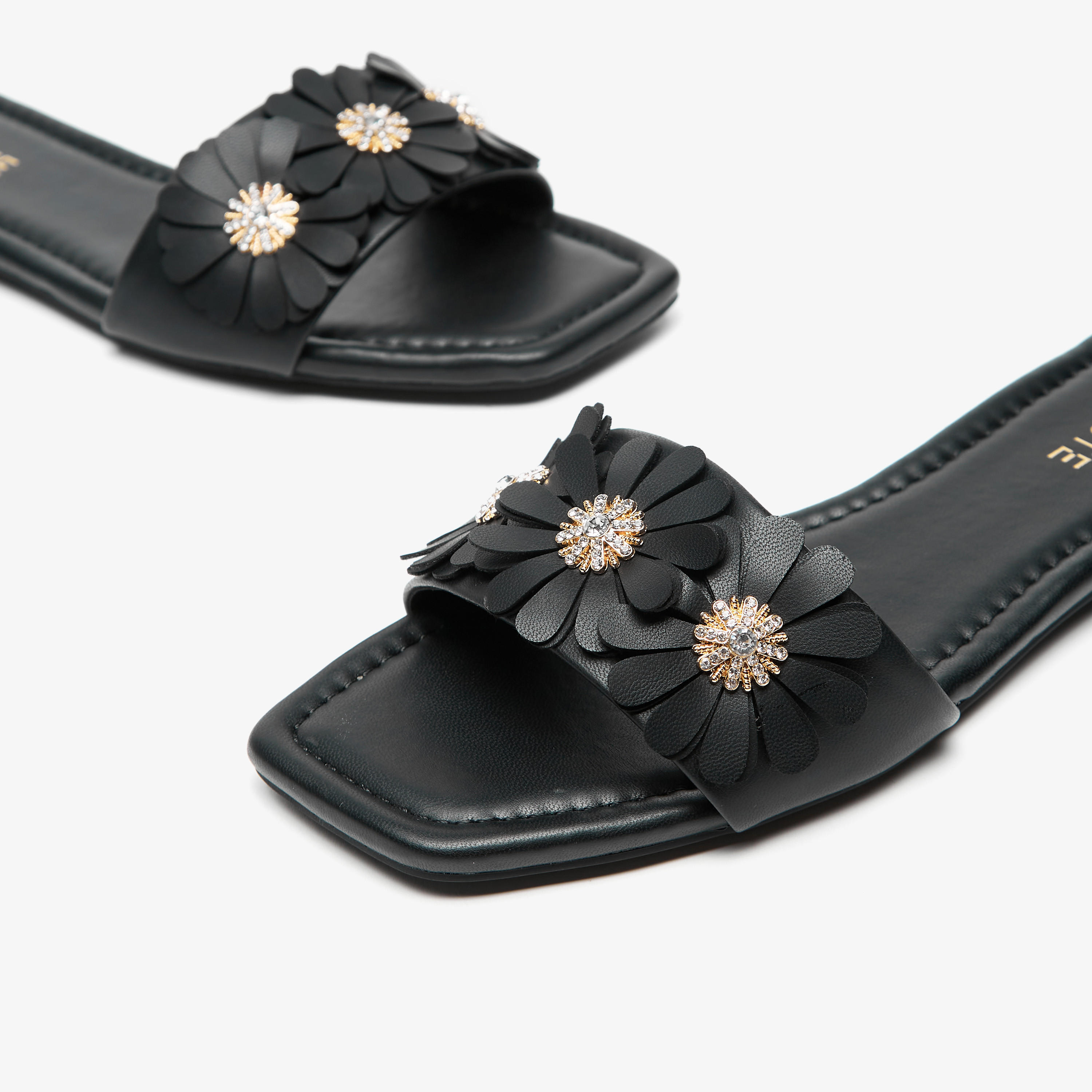 صندل مسطّح سهل الارتداء بتزيينات زهرية من سيليست-women-shoes-flats-sandals-image-4