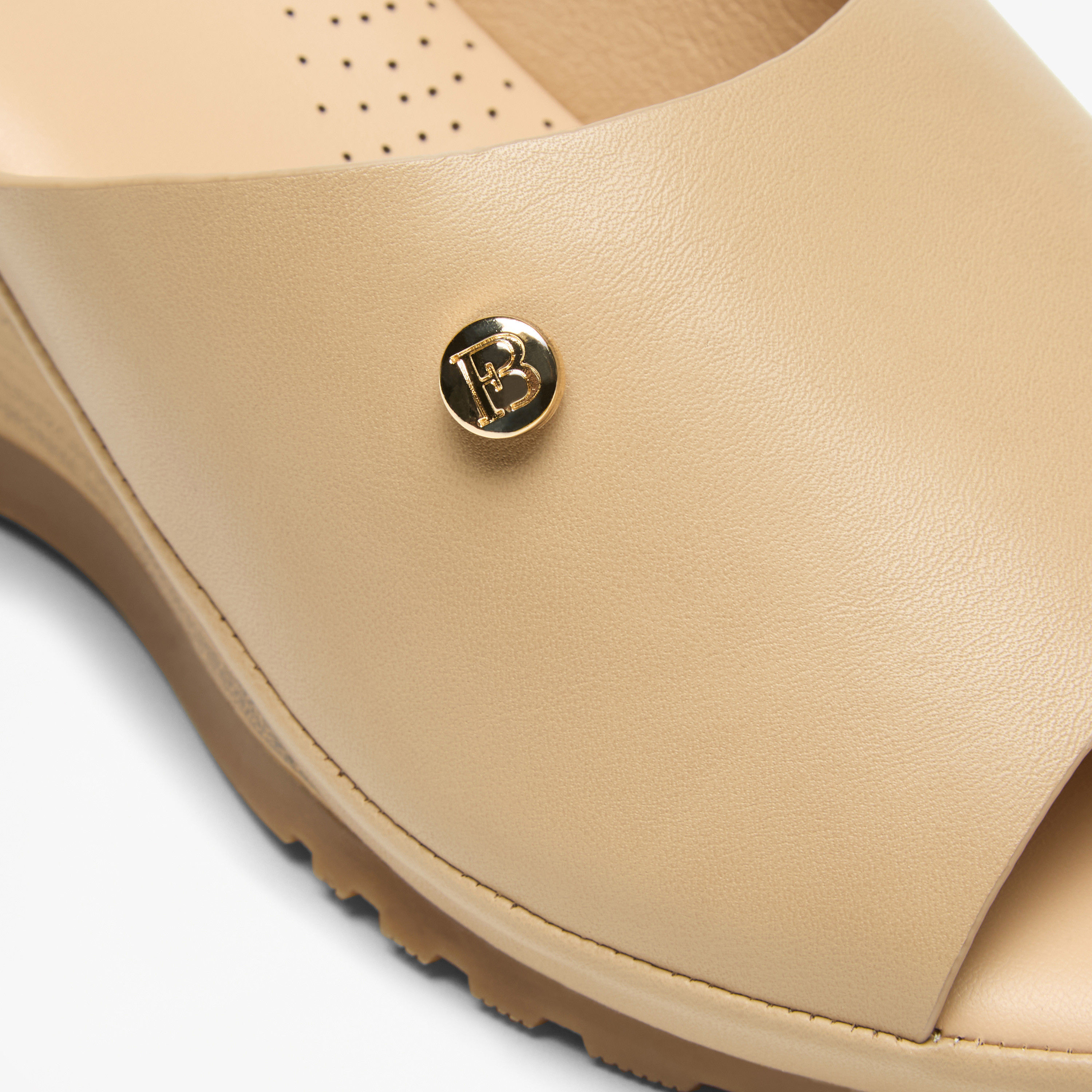صندل سهل الارتداء بكعب ويدج وزينة شعار من فلورا بيلا-women-shoes-sandals-heeled-image-5