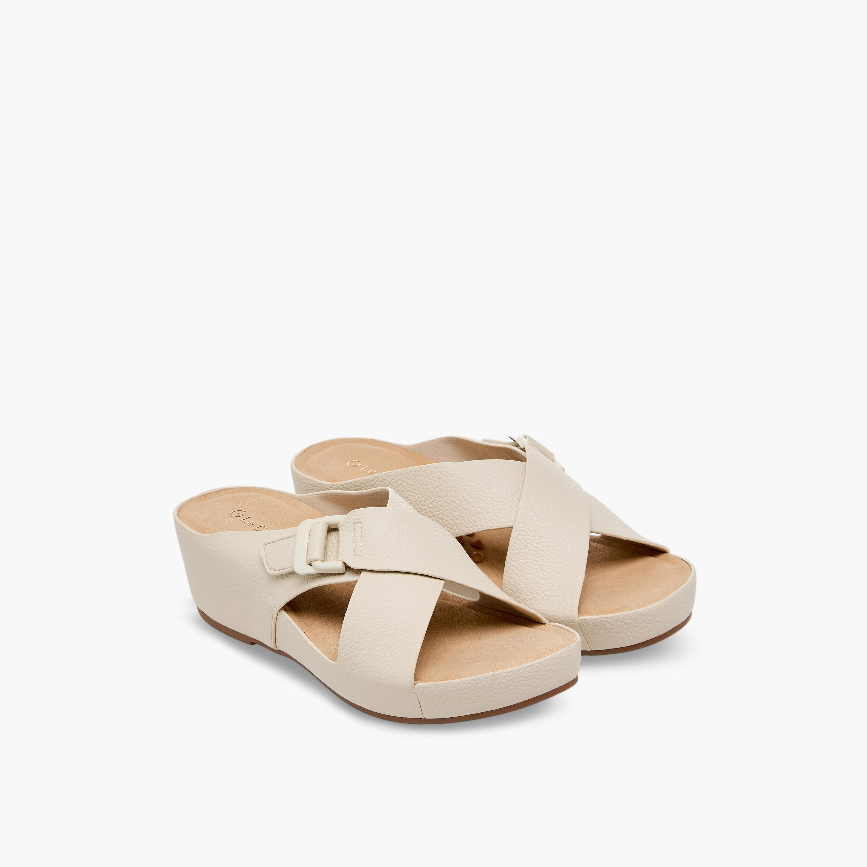 صندل بارز الملمس بكعب ويدج وأحزمة متقاطعة للنساء من لو كونفورت-women-shoes-sandals-heeled-image-1