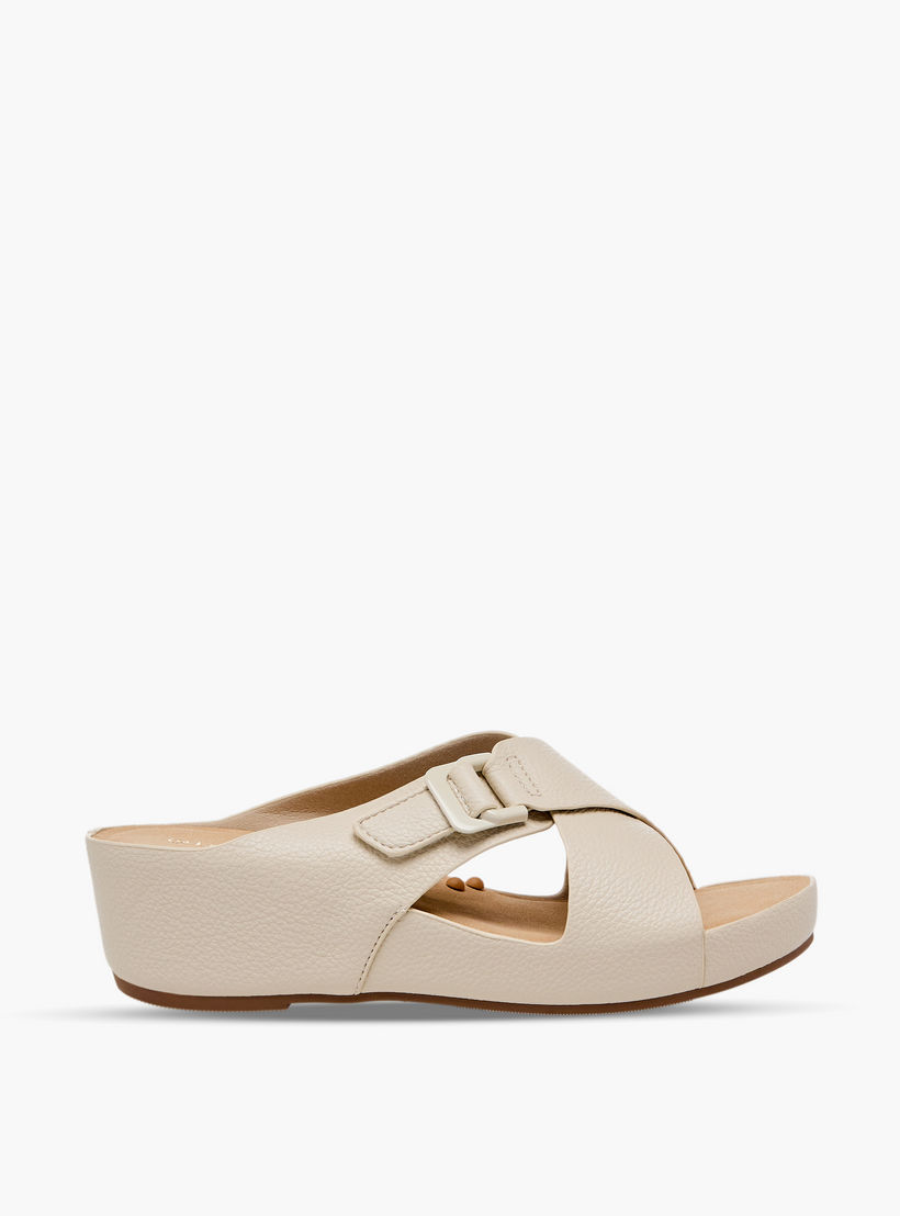 صندل بارز الملمس بكعب ويدج وأحزمة متقاطعة للنساء من لو كونفورت-women-shoes-sandals-heeled-image-3
