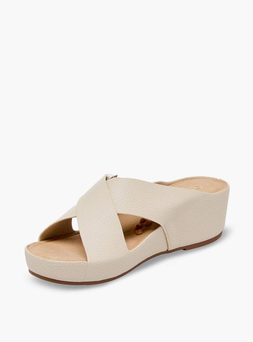 صندل بارز الملمس بكعب ويدج وأحزمة متقاطعة للنساء من لو كونفورت-women-shoes-sandals-heeled-image-4