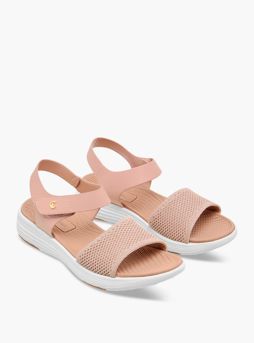 صندل مريح بارز الملمس بحزام وشريط إغلاق لاصق من لو كونفورت-women-shoes-flats-sandals-image-1