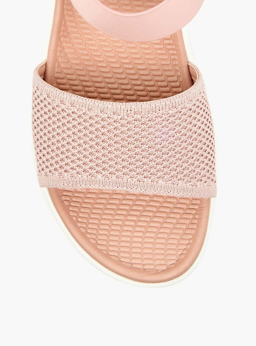 صندل مريح بارز الملمس بحزام وشريط إغلاق لاصق من لو كونفورت-women-shoes-flats-sandals-image-4