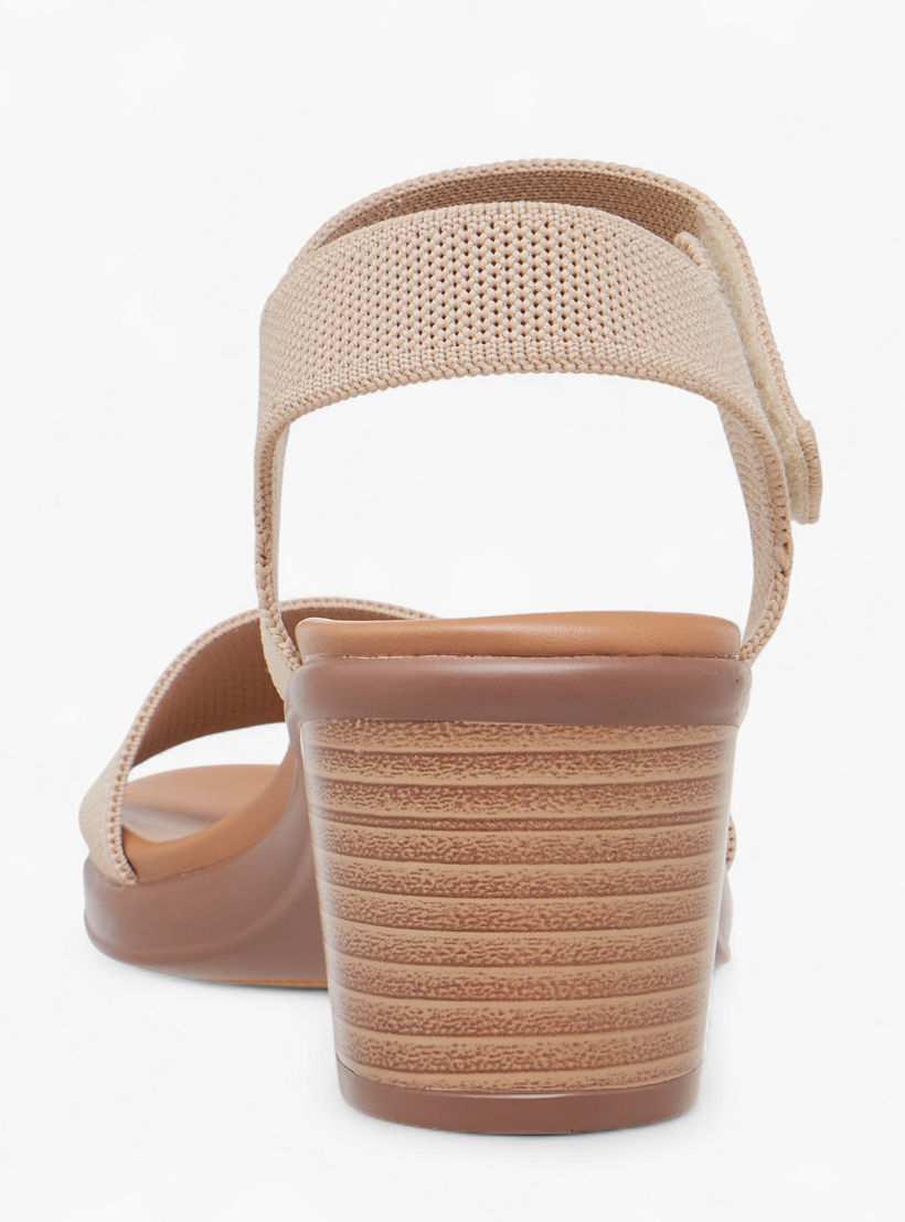 صندل بارز الملمس بشبكة فلاينت وكعب سميك من لو كونفورت-women-shoes-sandals-heeled-image-5