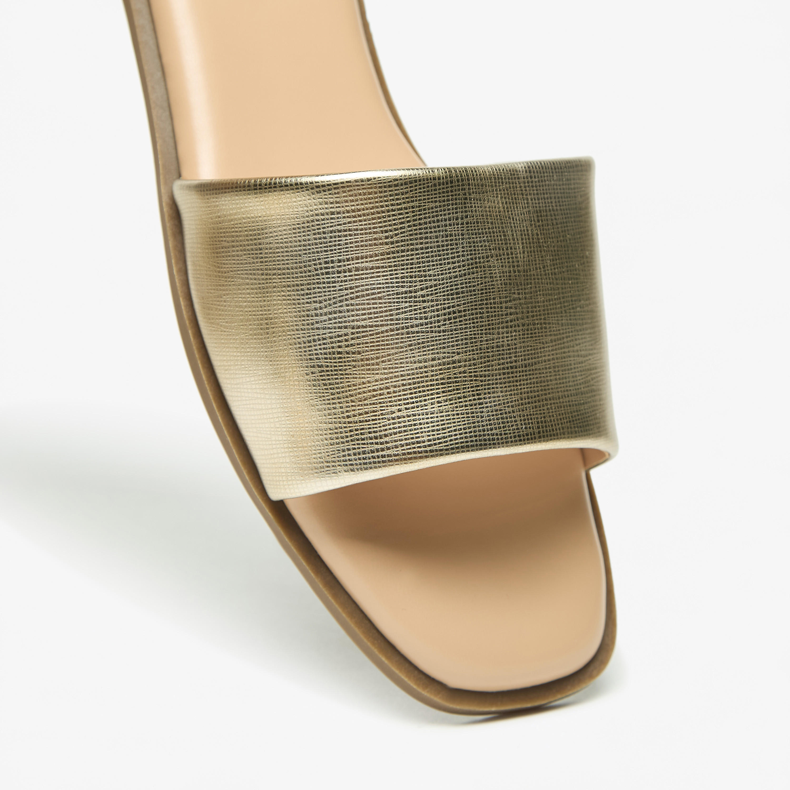 شبشب سادة سهل الارتداء للنساء من سيليست-women-shoes-flats-sandals-image-2