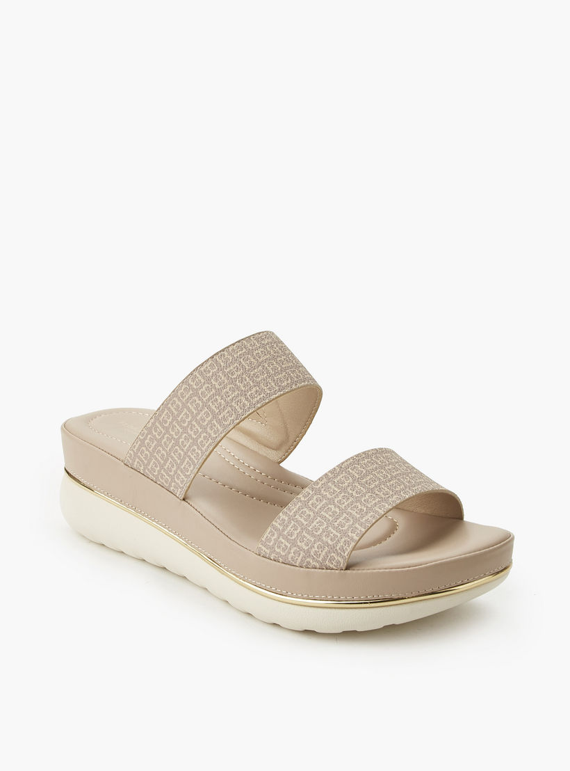 صندل بكعب عريض وطبعات مونوجرام للنساء من فلورا بيلا-women-shoes-flats-sandals-image-2