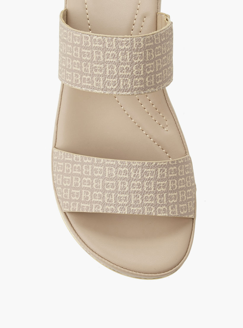 صندل بكعب عريض وطبعات مونوجرام للنساء من فلورا بيلا-women-shoes-flats-sandals-image-4