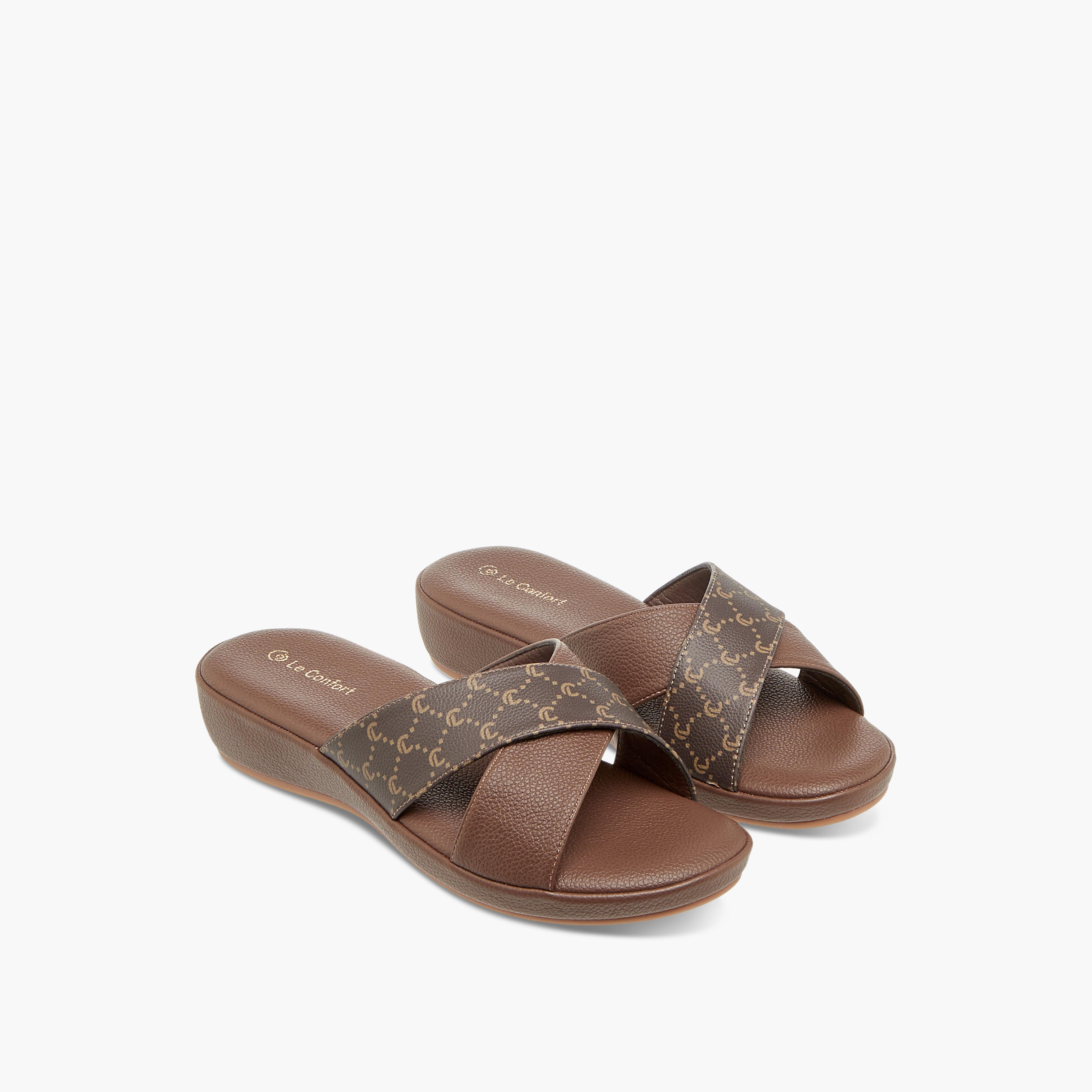 صندل مريح سهل الارتداء بأحزمة متقاطعة وطبعات مونوجرام من لو كونفورت-women-shoes-flats-sandals-image-1