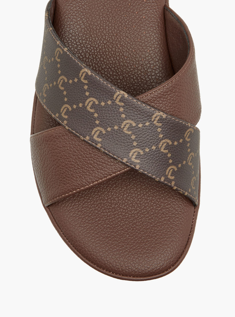 صندل مريح سهل الارتداء بأحزمة متقاطعة وطبعات مونوجرام من لو كونفورت-women-shoes-flats-sandals-image-5