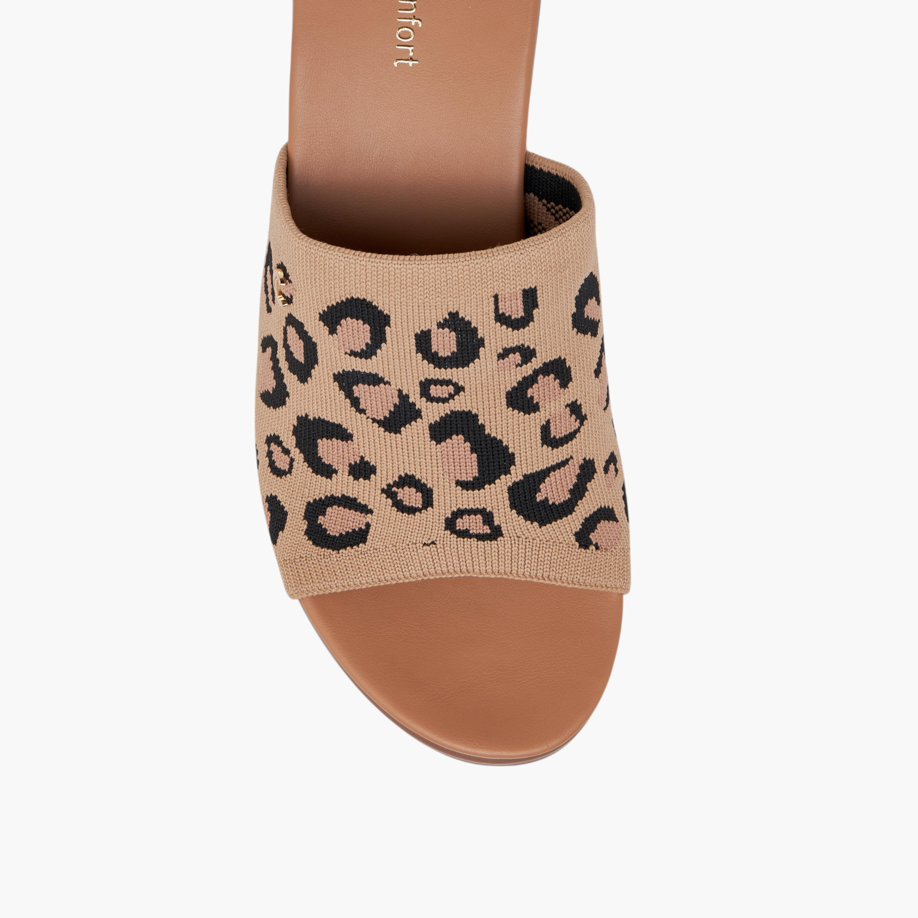 صندل سهل الارتداء بكعب سميك وطبعات من لو كونفورت-women-shoes-sandals-heeled-image-4
