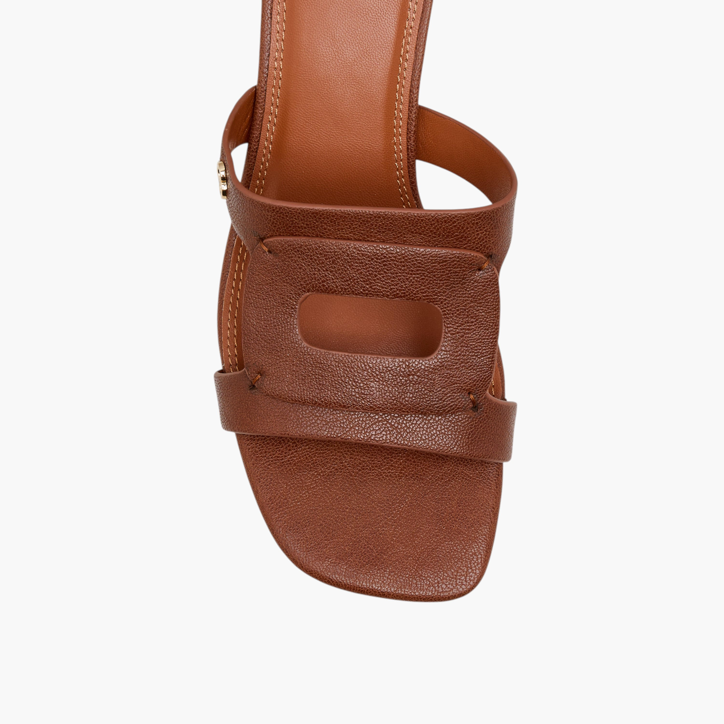 صندل سهل الارتداء بكعب سميك وتفاصيل مفرغة للنساء من سيليست-women-shoes-sandals-heeled-image-4