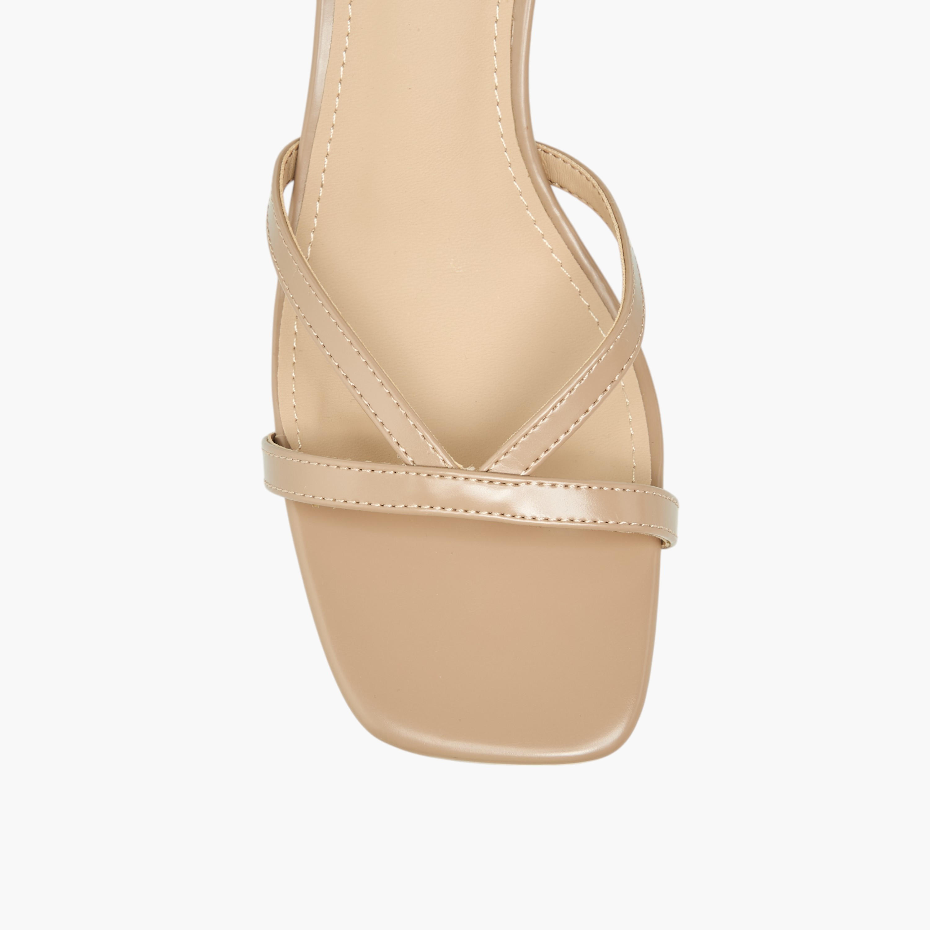 صندل بحزام كاحل وكعب سميك وإبزيم إغلاق من فلورا بيلا-women-shoes-sandals-heeled-image-4