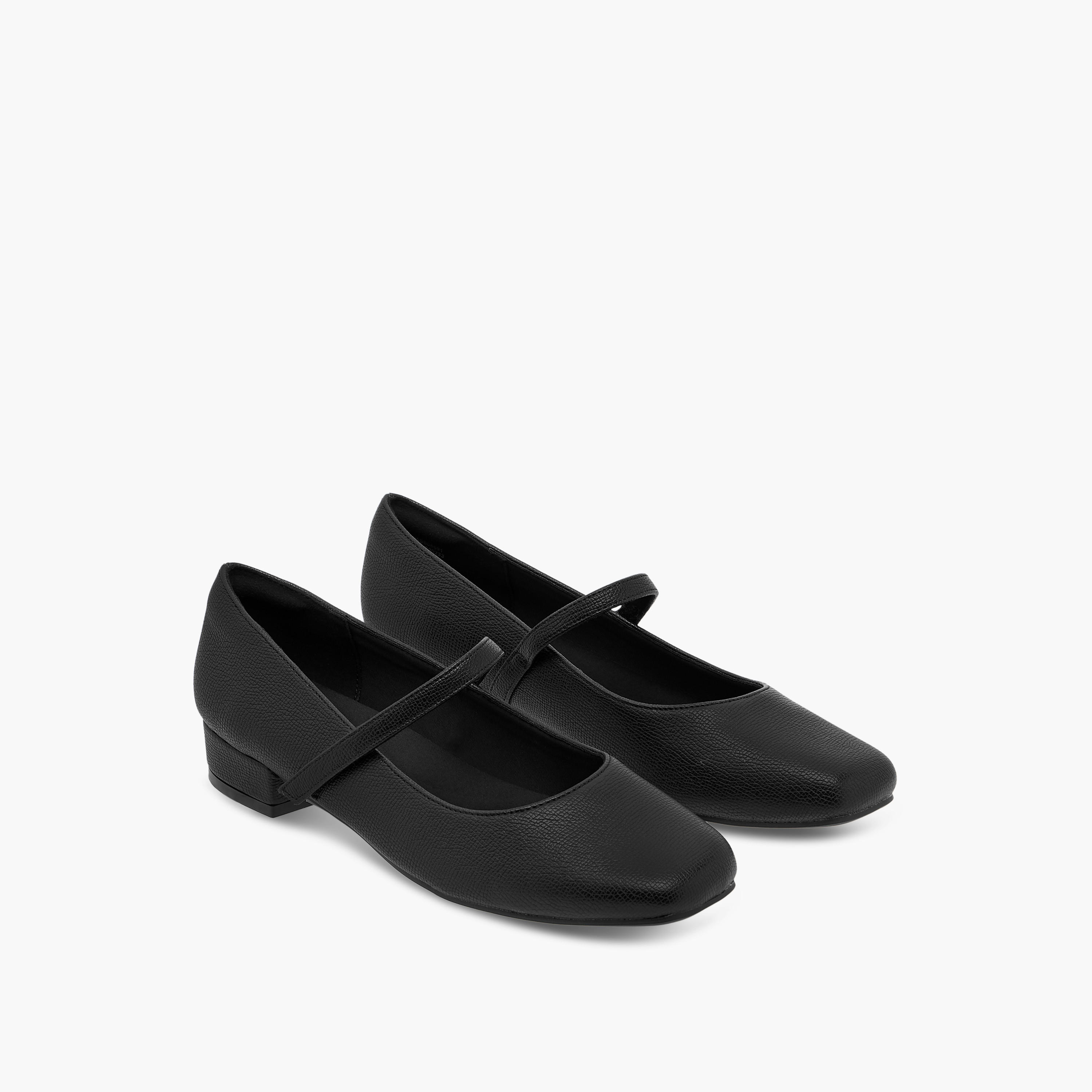 حذاء ماري جين بارز الملمس بشريط إغلاق من لو كونفورت-women-shoes-heels-image-1