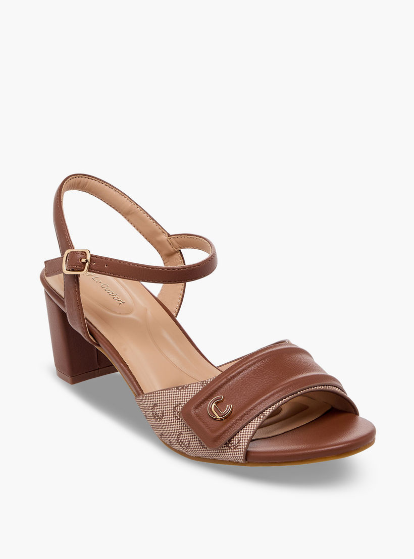 صندل بكعب سميك وطبعات مونوجرام للنساء من لو كونفورت-women-shoes-sandals-heeled-image-2