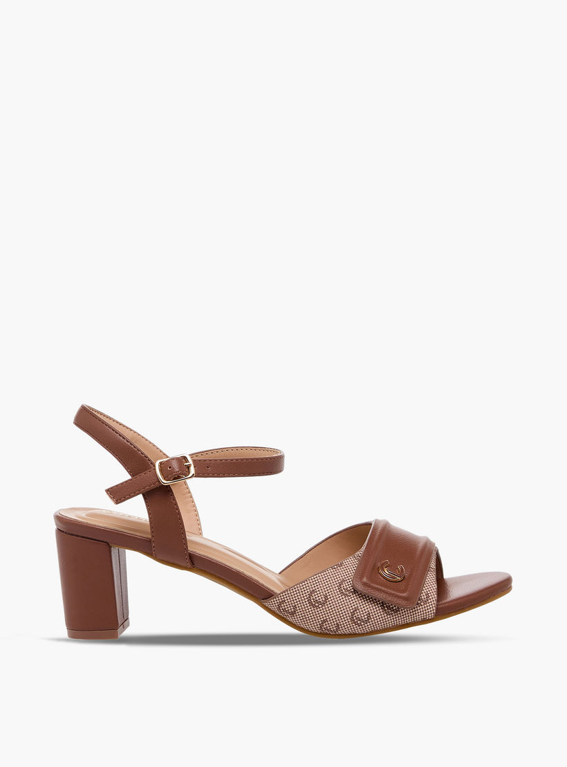 صندل بكعب سميك وطبعات مونوجرام للنساء من لو كونفورت-women-shoes-sandals-heeled-image-3