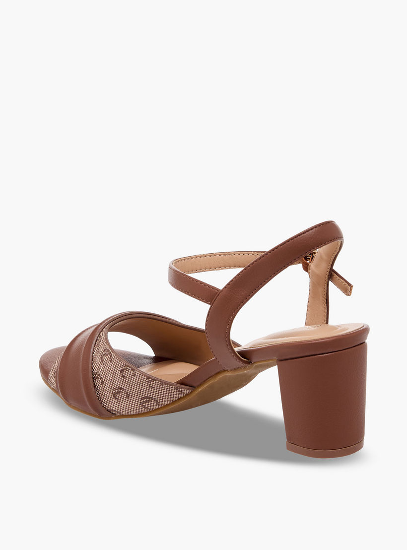صندل بكعب سميك وطبعات مونوجرام للنساء من لو كونفورت-women-shoes-sandals-heeled-image-5