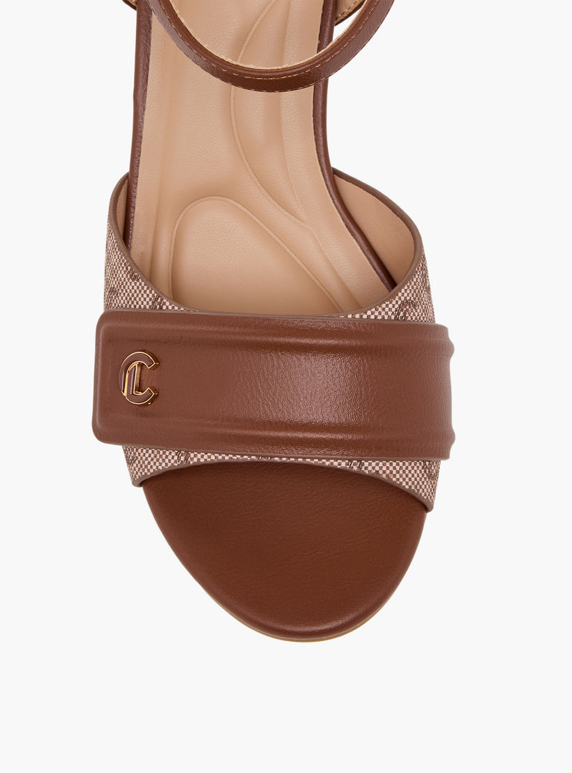صندل بكعب سميك وطبعات مونوجرام للنساء من لو كونفورت-women-shoes-sandals-heeled-image-7