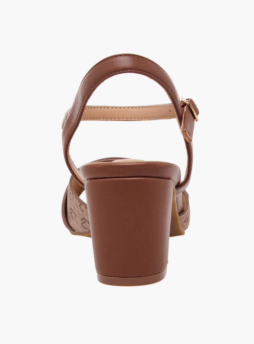 صندل بكعب سميك وطبعات مونوجرام للنساء من لو كونفورت-women-shoes-sandals-heeled-image-8