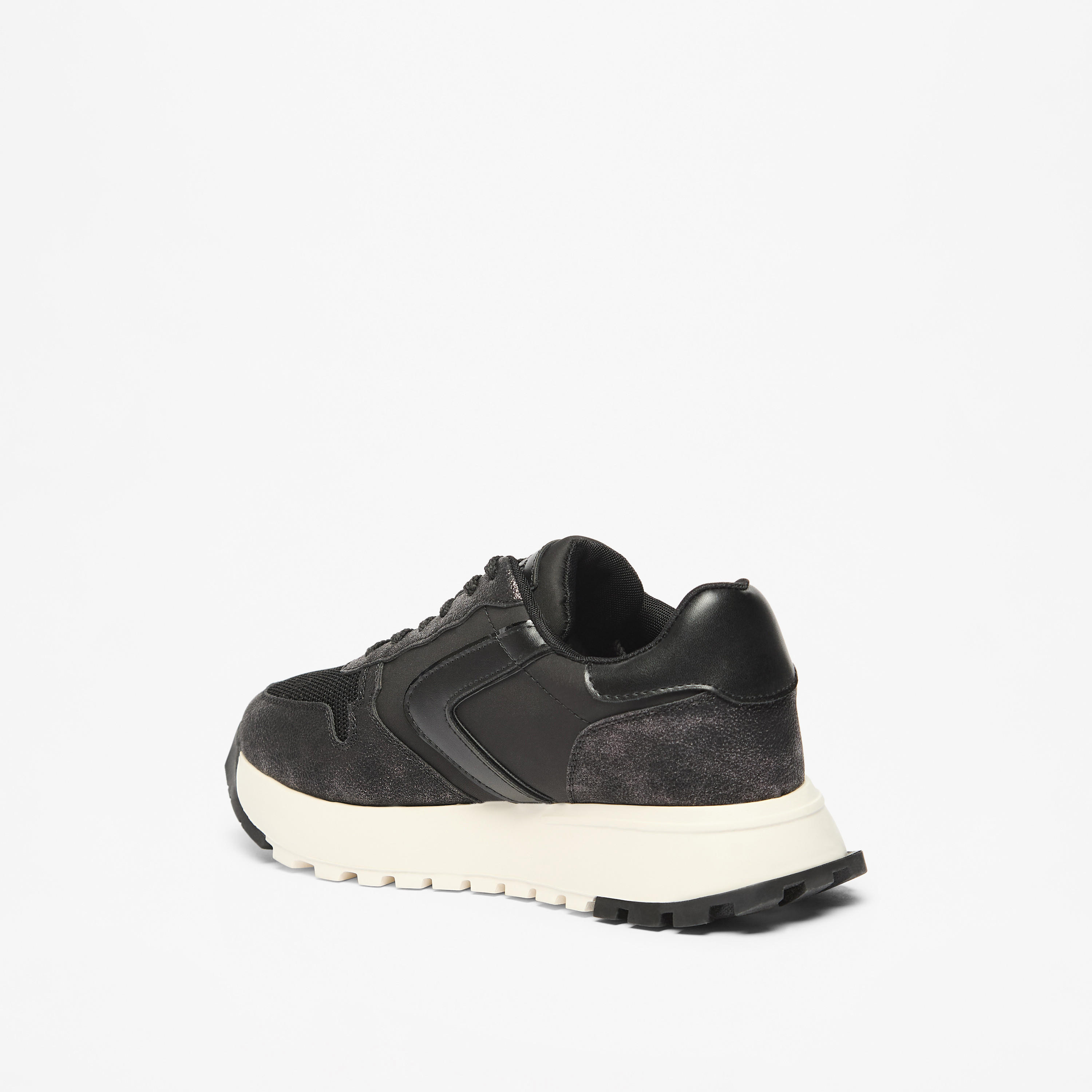 حذاء سنيكرز بكاحل منخفض ورباط إغلاق للنساء من سيليست-women-shoes-sneakers-image-2
