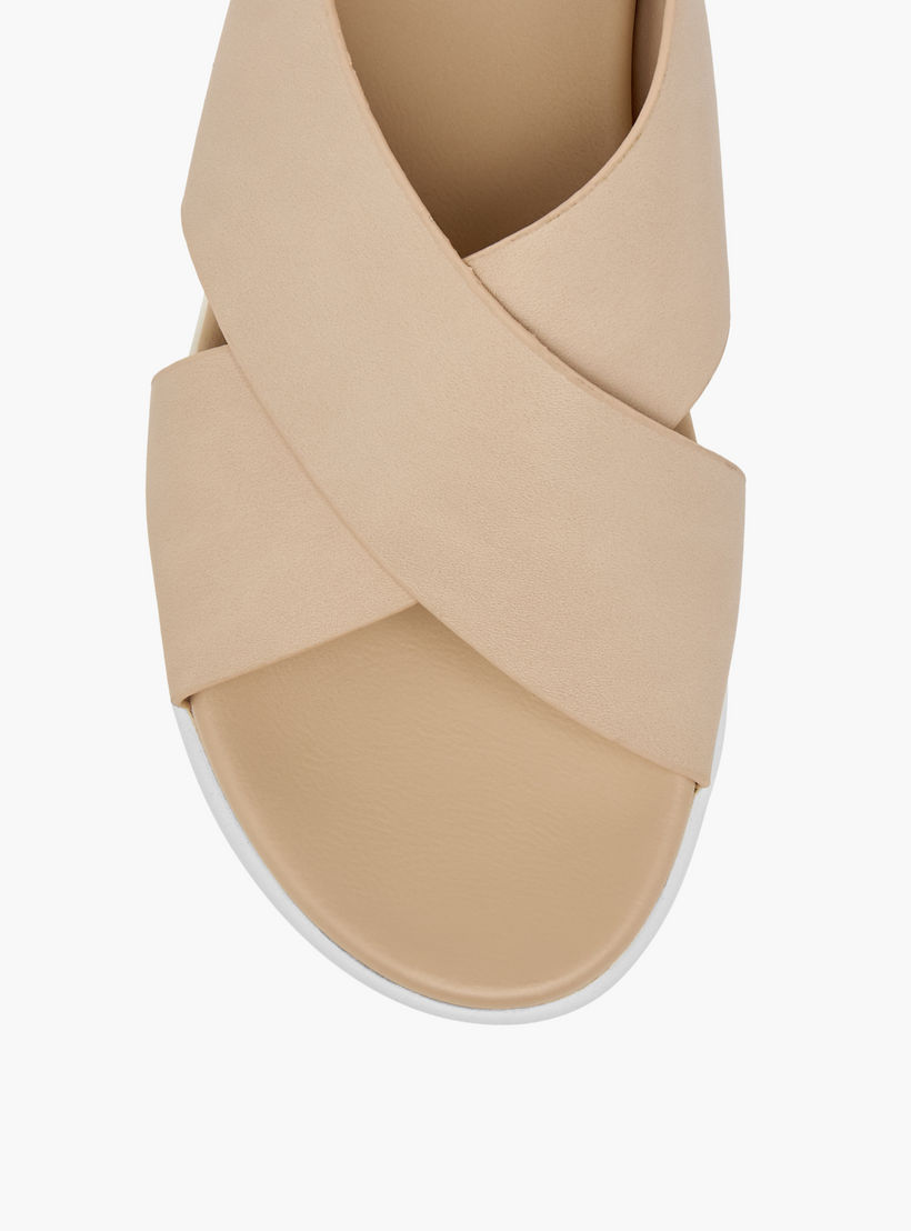صندل مريح سادة بأحزمة متقاطعة وشريط إغلاق لاصق من لو كونفورت-women-shoes-flats-sandals-image-4