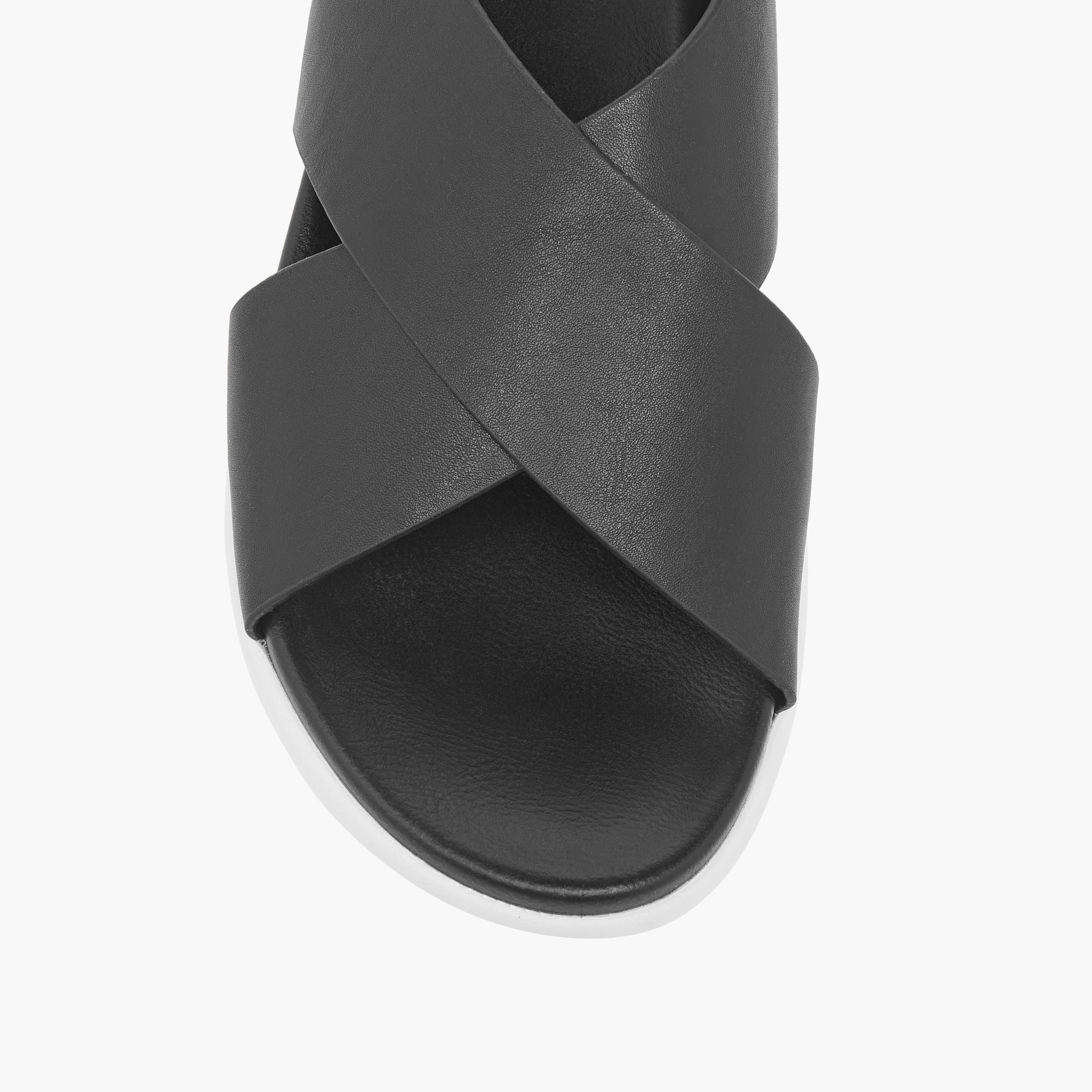 صندل مريح سادة بأحزمة متقاطعة وشريط إغلاق لاصق من لو كونفورت-women-shoes-flats-sandals-image-4