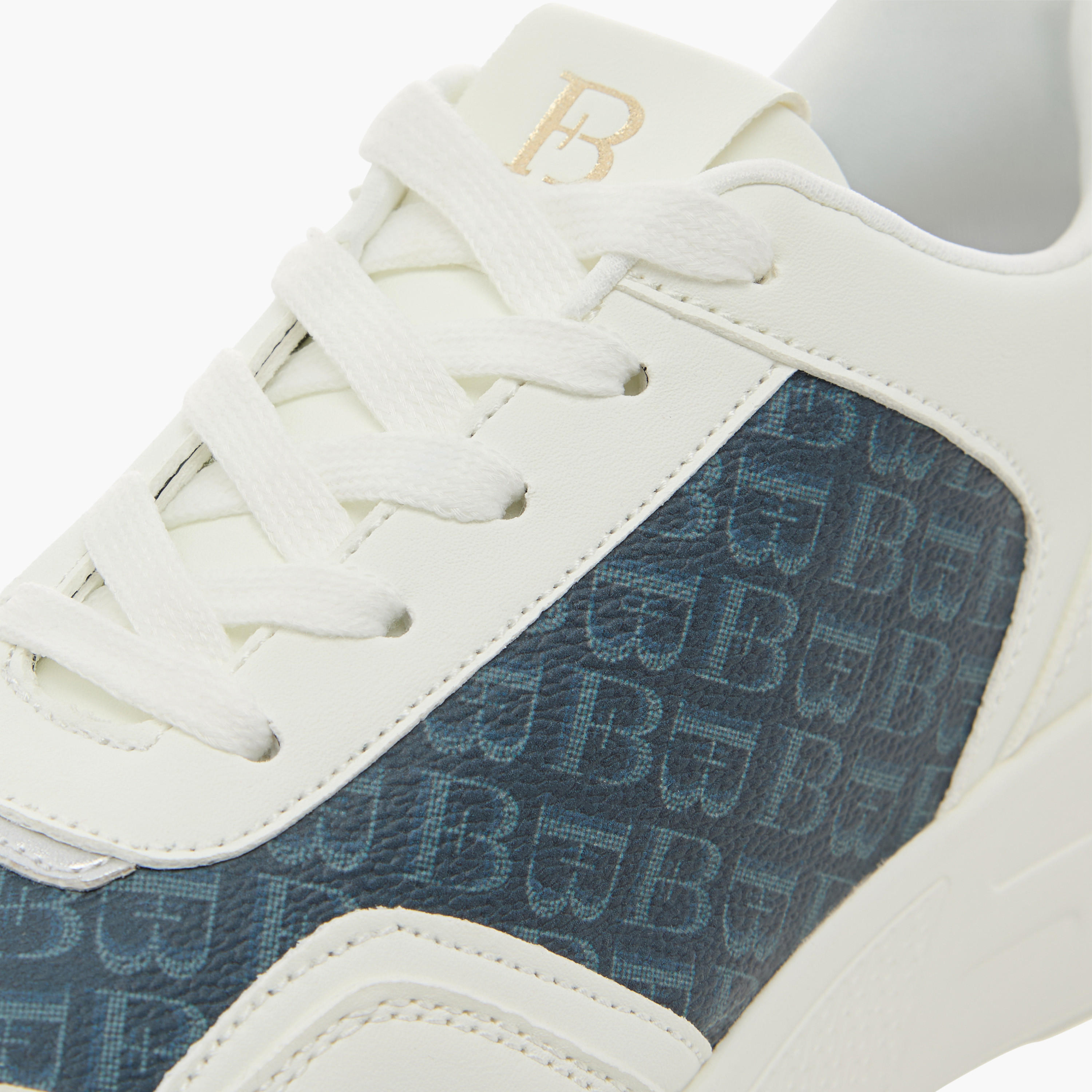 حذاء سنيكرز برباط إغلاق وطبعات مونوجرام من فلورا بيلا-women-shoes-sneakers-image-5