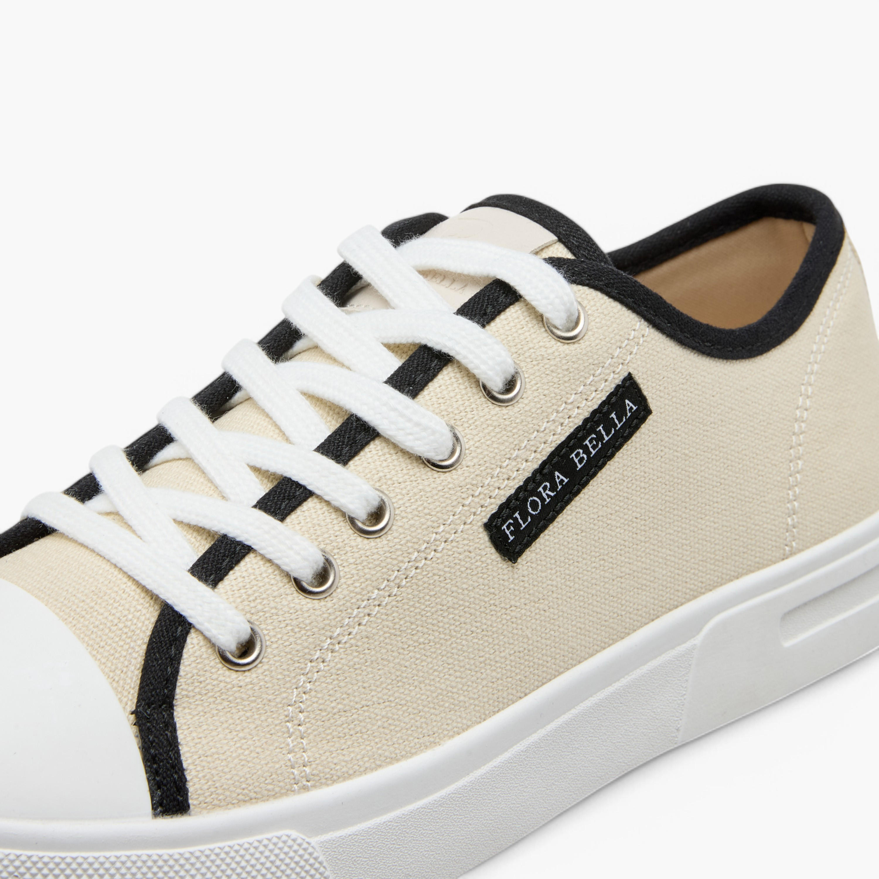 حذاء سنيكرز برباط إغلاق وتفاصيل شعار من فلورا بيلا-women-shoes-sneakers-image-9
