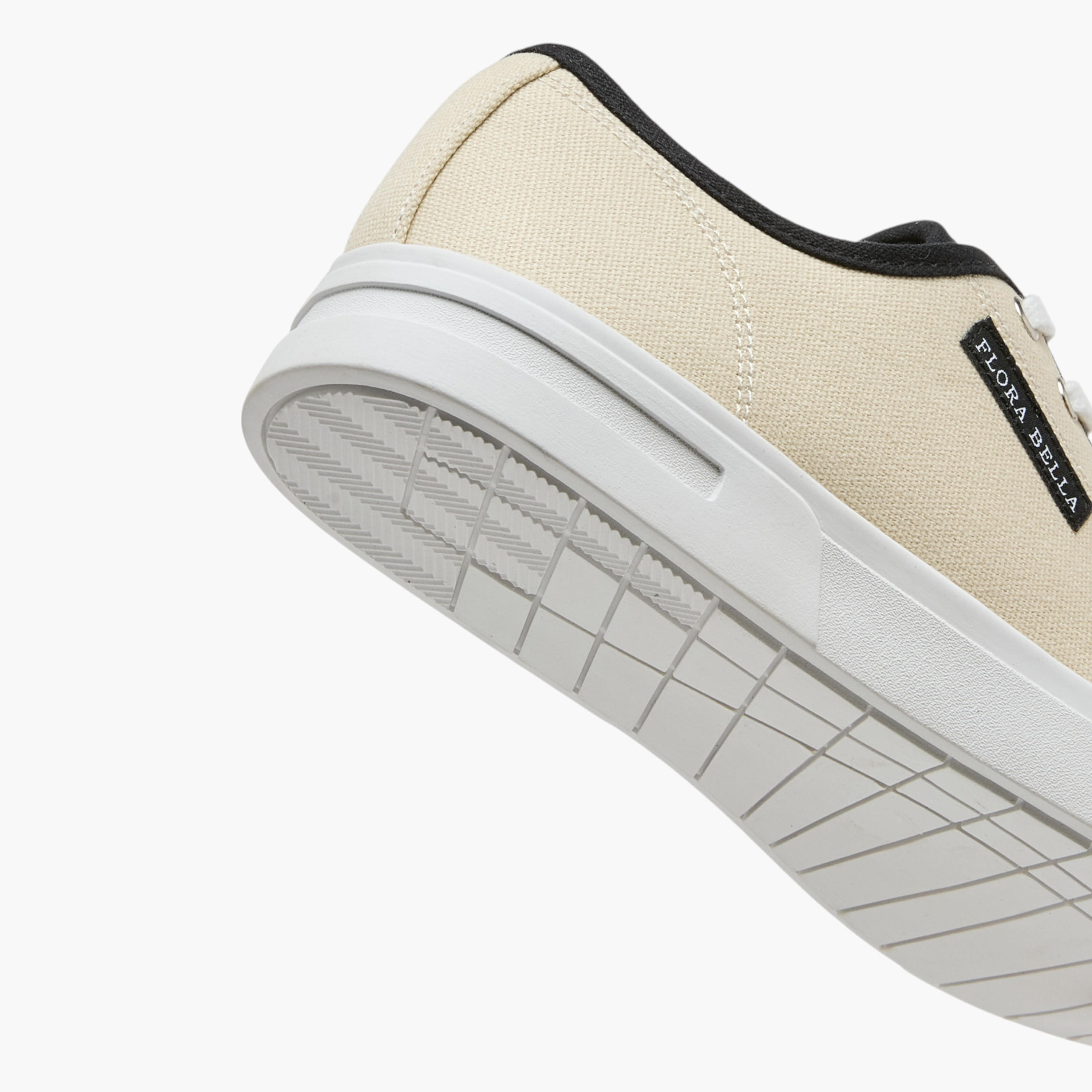 حذاء سنيكرز برباط إغلاق وتفاصيل شعار من فلورا بيلا-women-shoes-sneakers-image-5