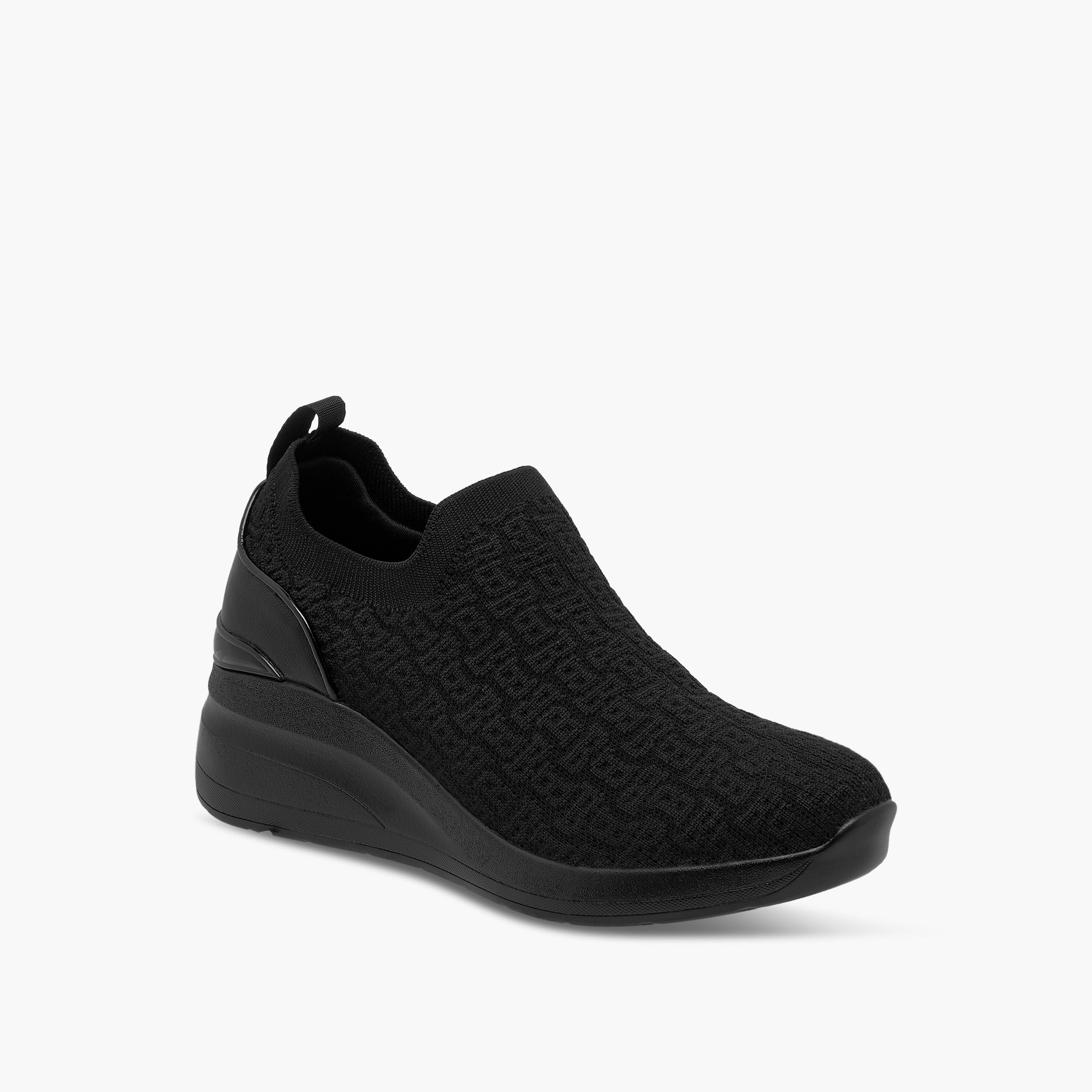 حذاء سنيكرز سهل الارتداء وبارز الملمس بنمط مونوجرام من فلورا بيلا-women-shoes-sneakers-image-2