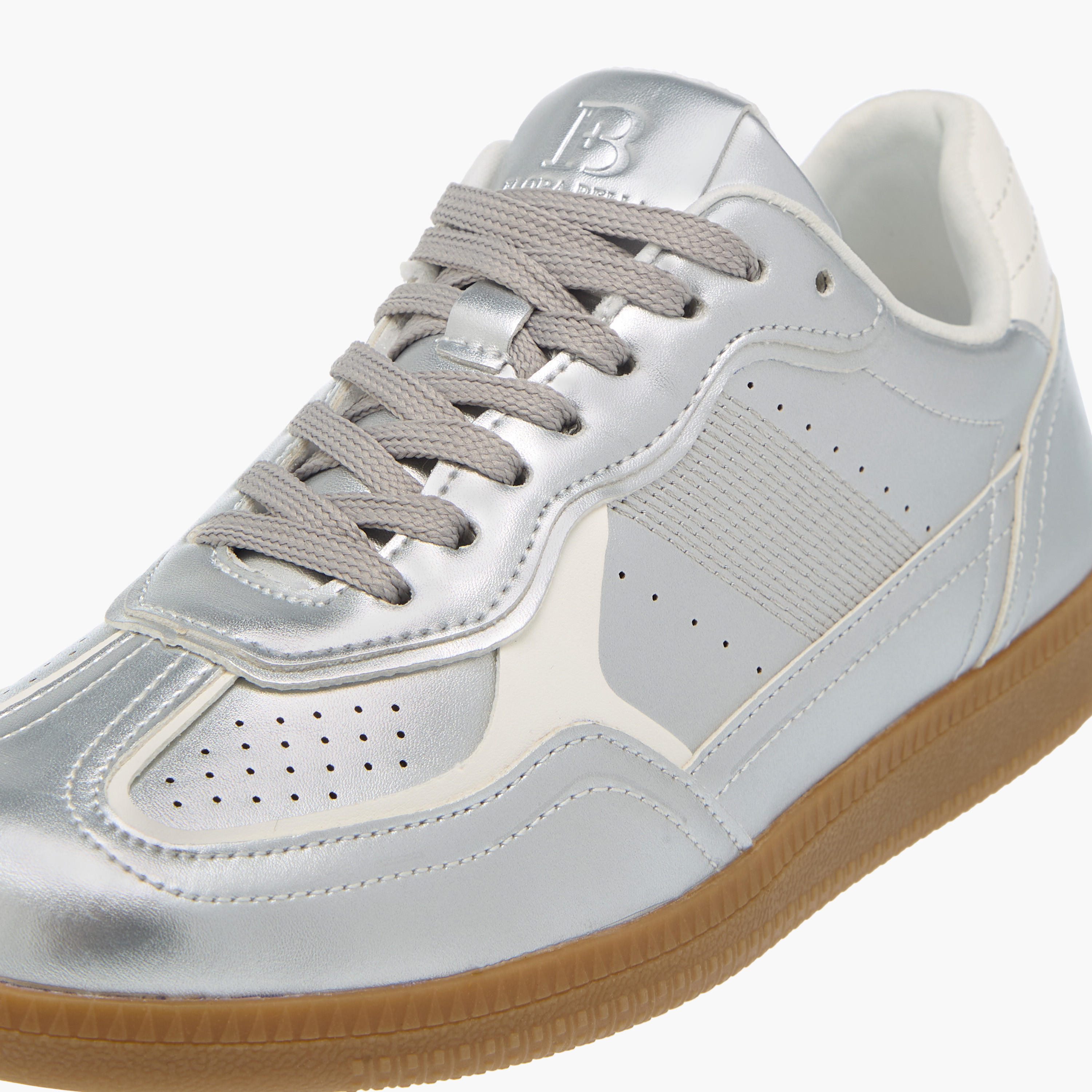 حذاء سنيكرز بارز الملمس بكاحل ورباط إغلاق من فلورا بيلا-women-shoes-sneakers-image-4