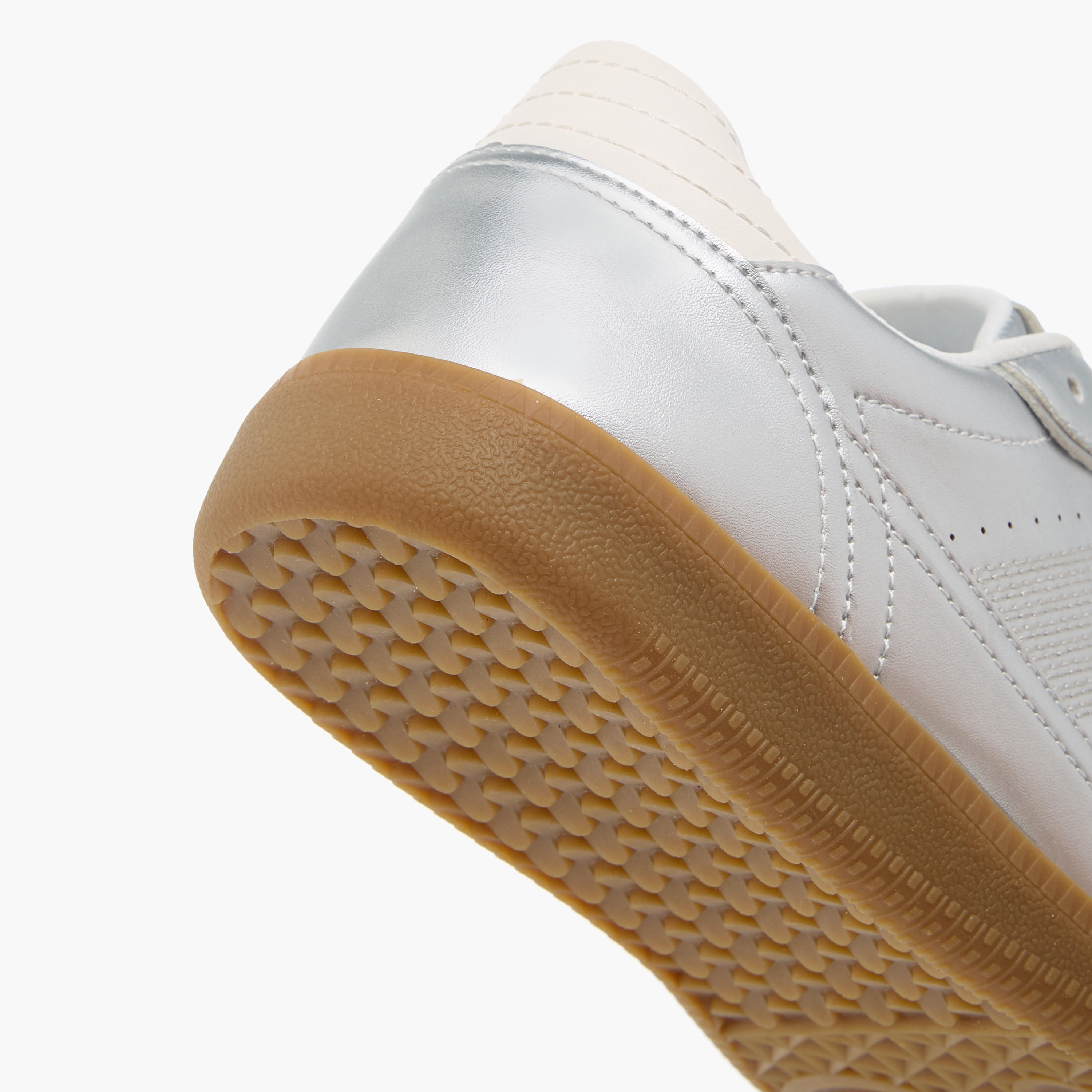 حذاء سنيكرز بارز الملمس بكاحل ورباط إغلاق من فلورا بيلا-women-shoes-sneakers-image-5