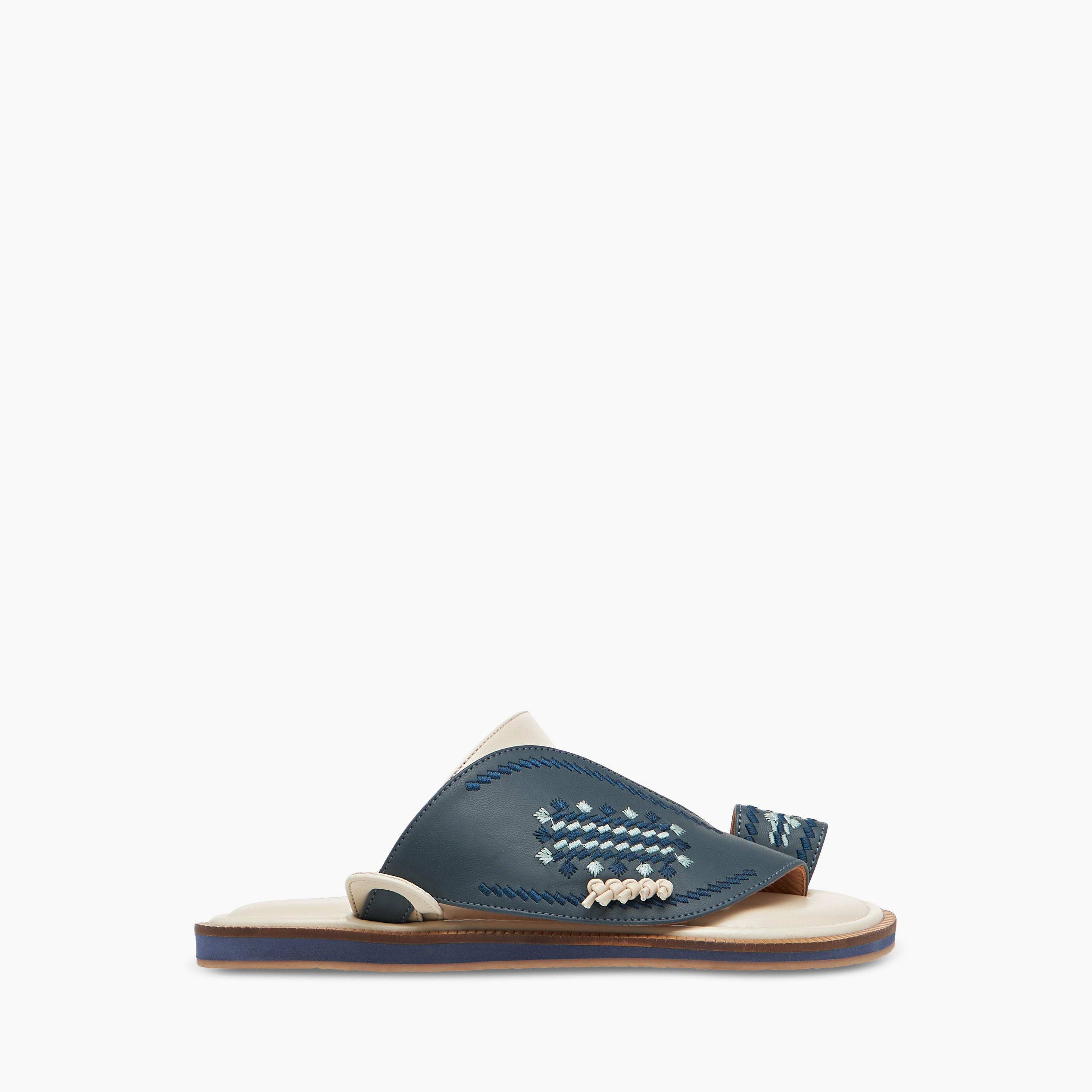 صندل عربي مطرّز سهل الارتداء بحلقة إصبع من الواحة-boys-shoes-sandals-image-2