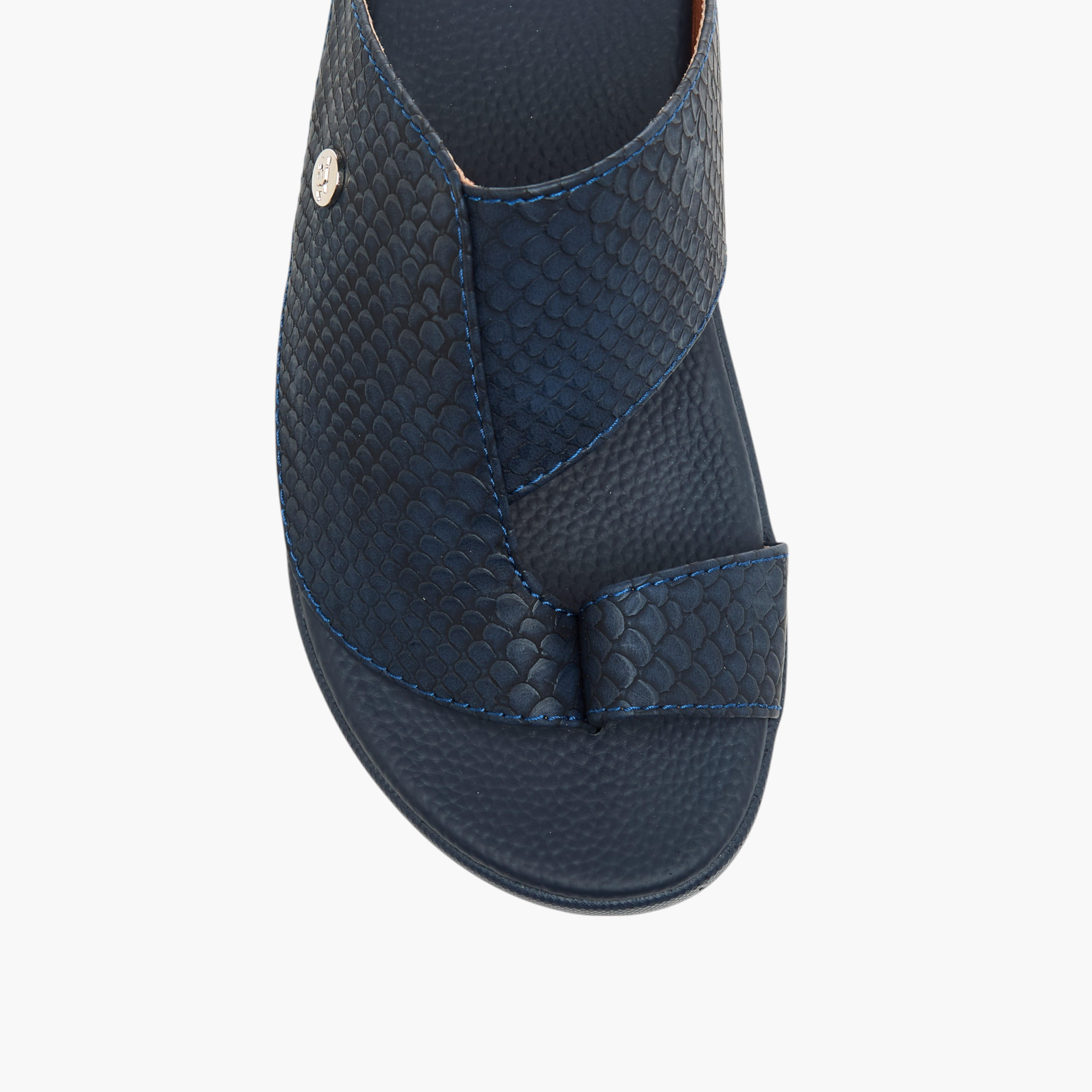 صندل عربي سهل الارتداء بارز الملمس بتفاصيل حلقة إصبع إل بي إل من شو إكسبريس-boys-shoes-sandals-image-3