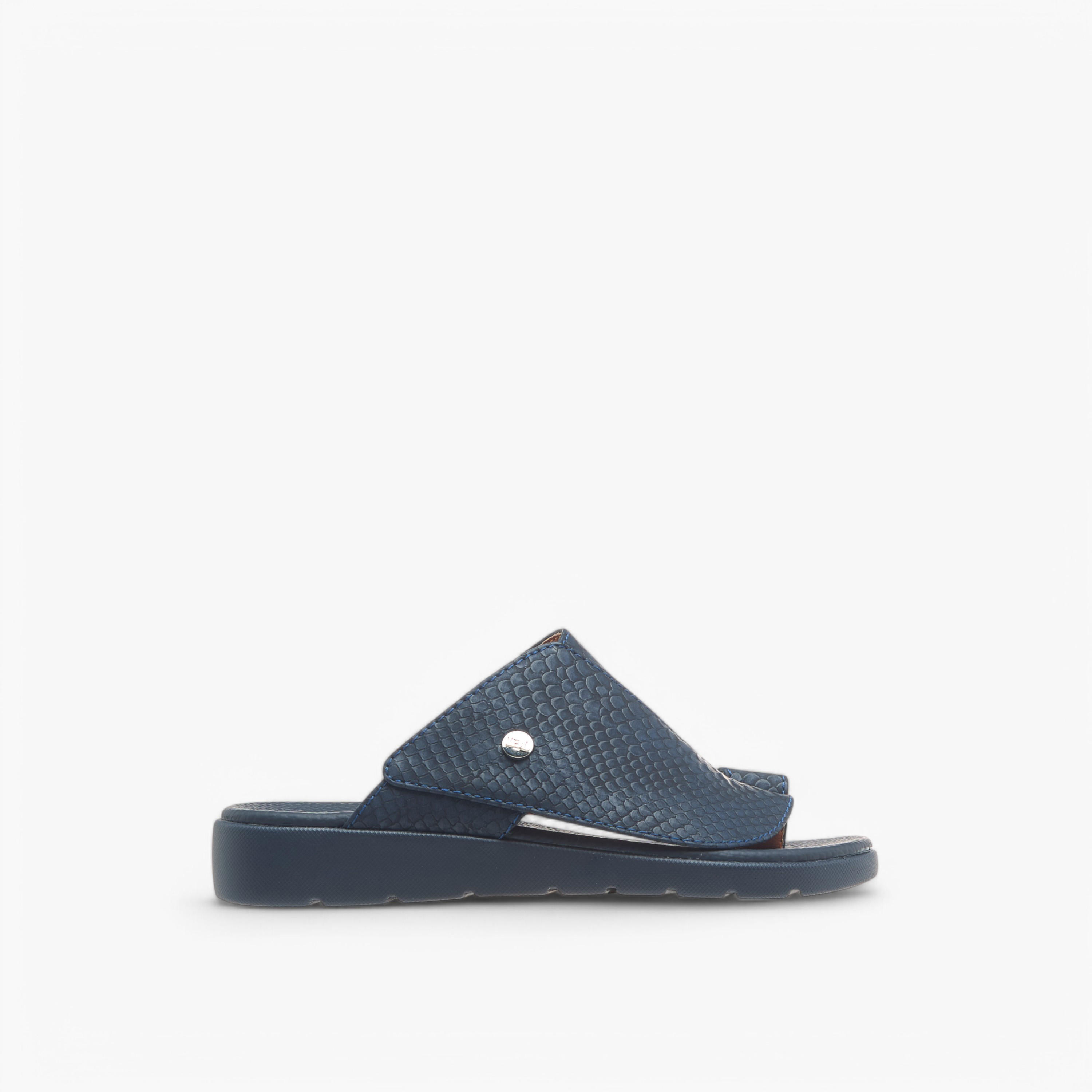 صندل عربي سهل الارتداء بارز الملمس بتفاصيل حلقة إصبع إل بي إل من شو إكسبريس-boys-shoes-sandals-image-2