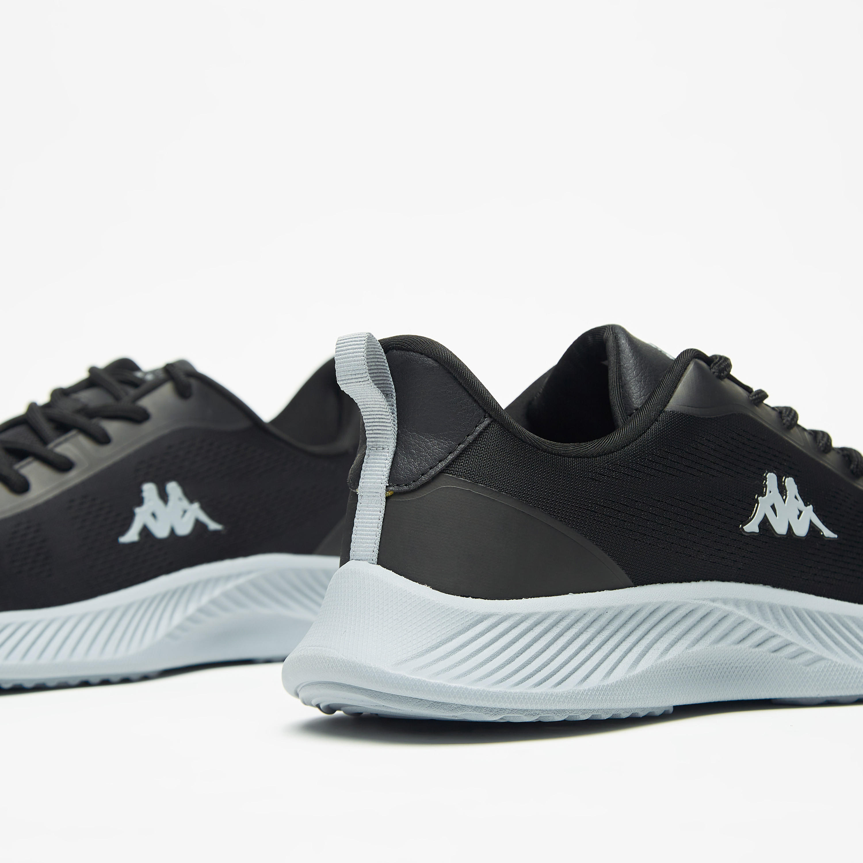حذاء رياضي بارز الملمس برباط إغلاق للرجال من كابا-sports-men-shoes-image-3
