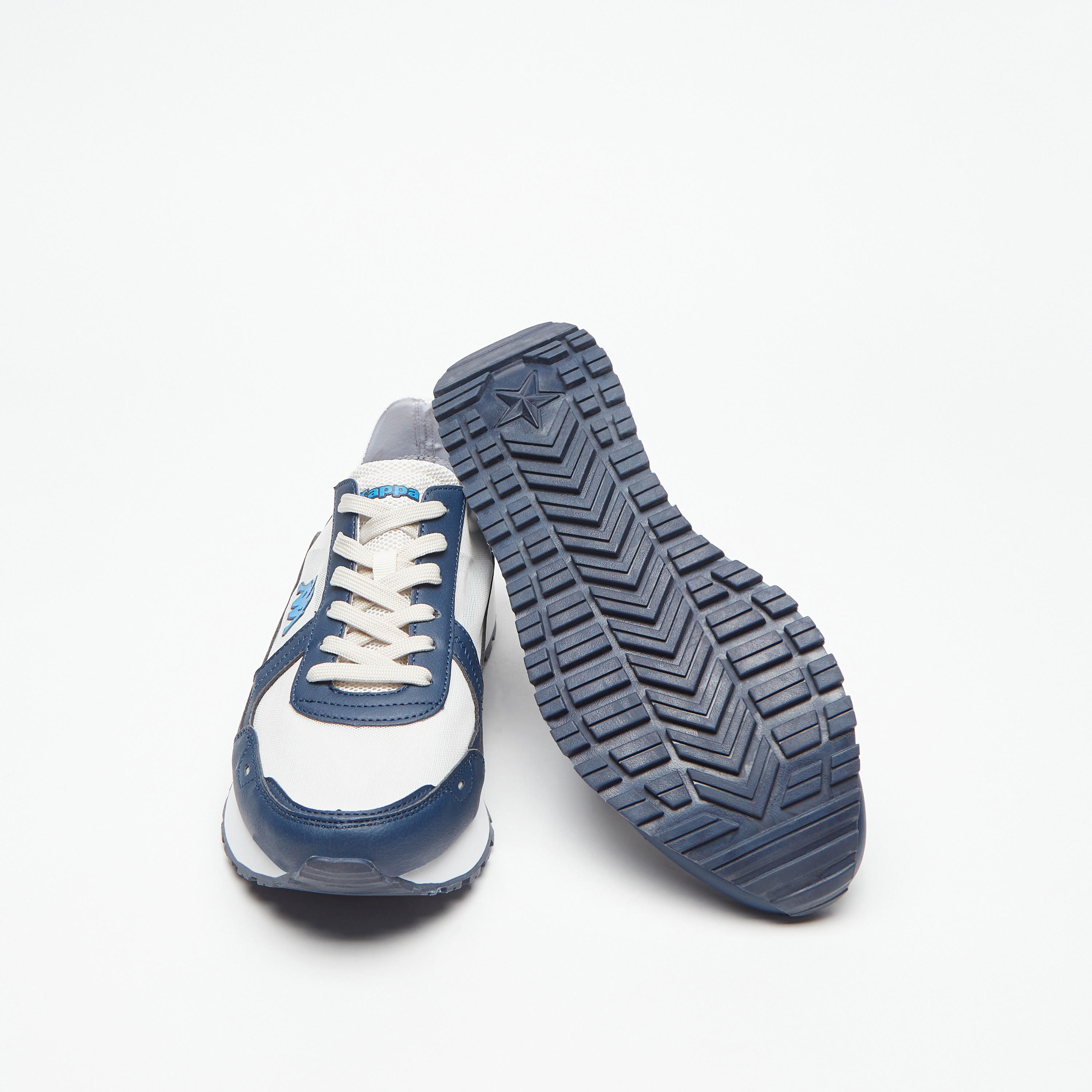 حذاء سنيكرز بارز الملمس بكاحل منخفض ورباط اغلاق للرجال من كابا-sports-men-shoes-image-3