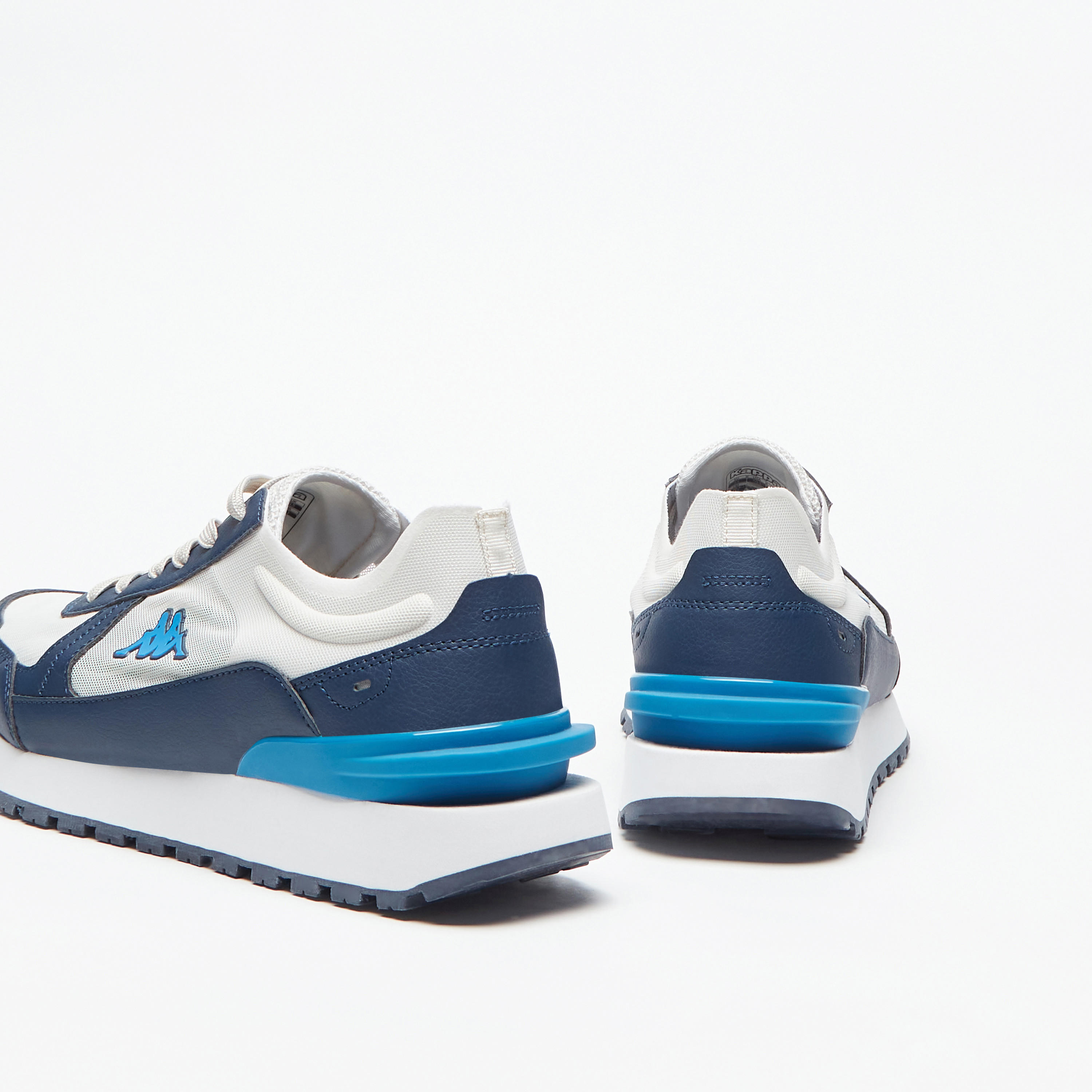 حذاء سنيكرز بارز الملمس بكاحل منخفض ورباط اغلاق للرجال من كابا-sports-men-shoes-image-4