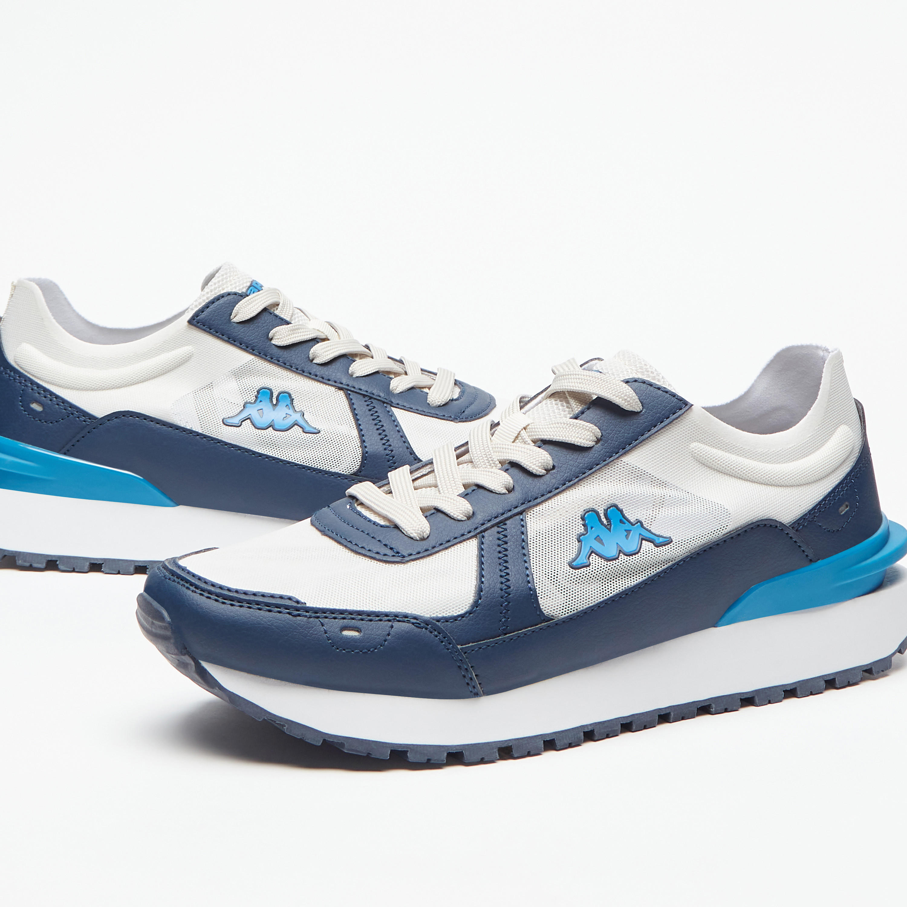 حذاء سنيكرز بارز الملمس بكاحل منخفض ورباط اغلاق للرجال من كابا-sports-men-shoes-image-5