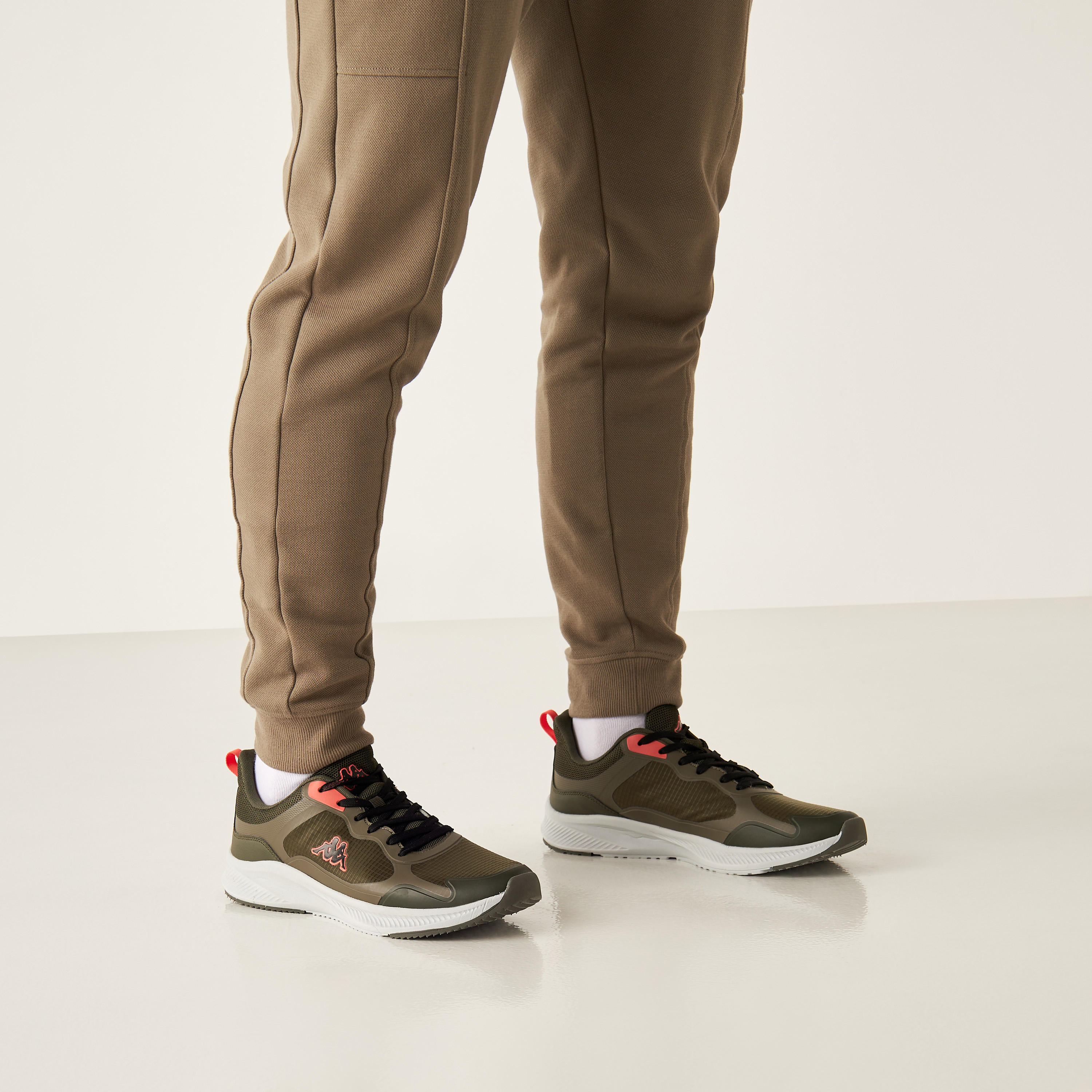 حذاء بارز الملمس بكاحل منخفض ورباط اغلاق للرجال من كابا-sports-men-shoes-image-1
