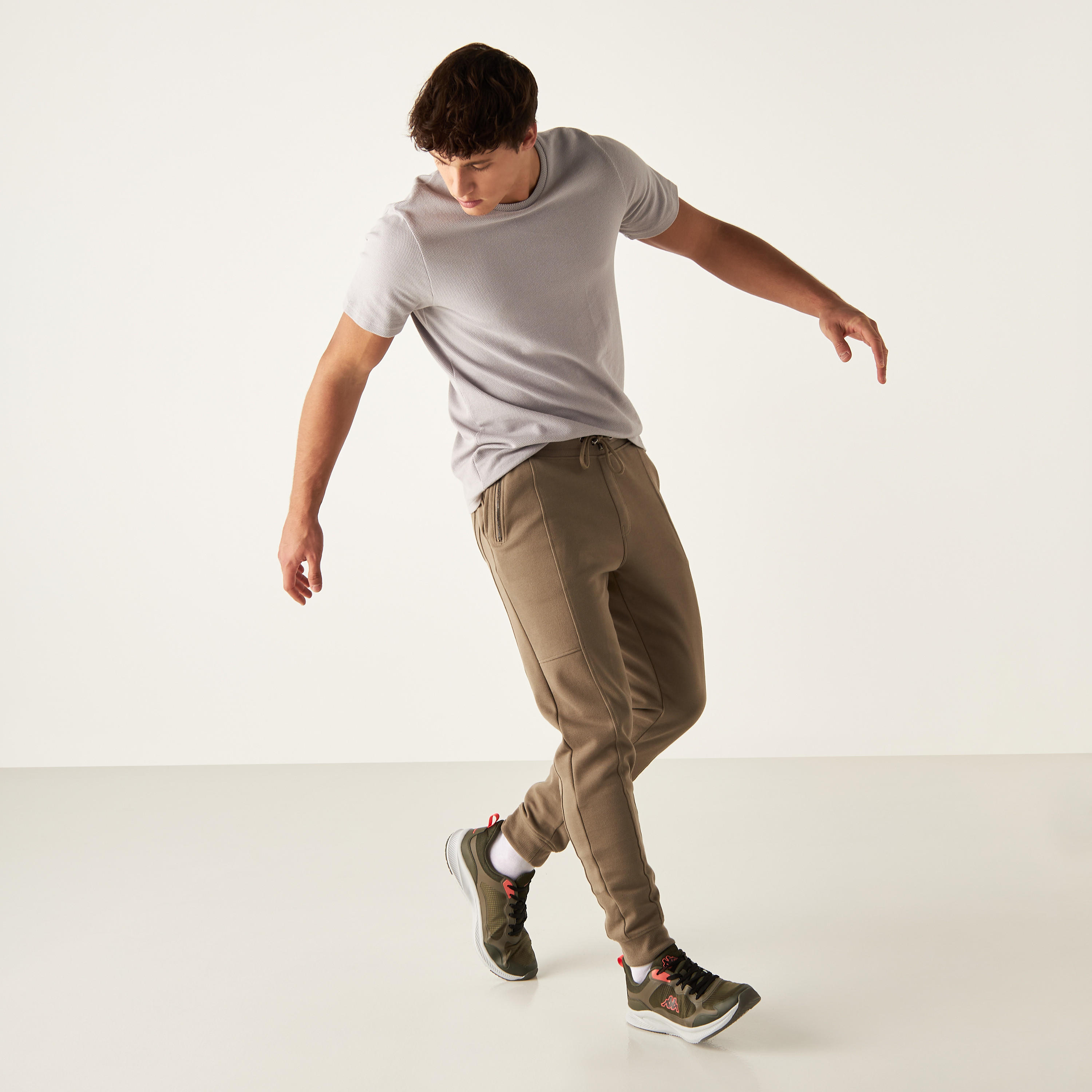 حذاء بارز الملمس بكاحل منخفض ورباط اغلاق للرجال من كابا-sports-men-shoes-image-5