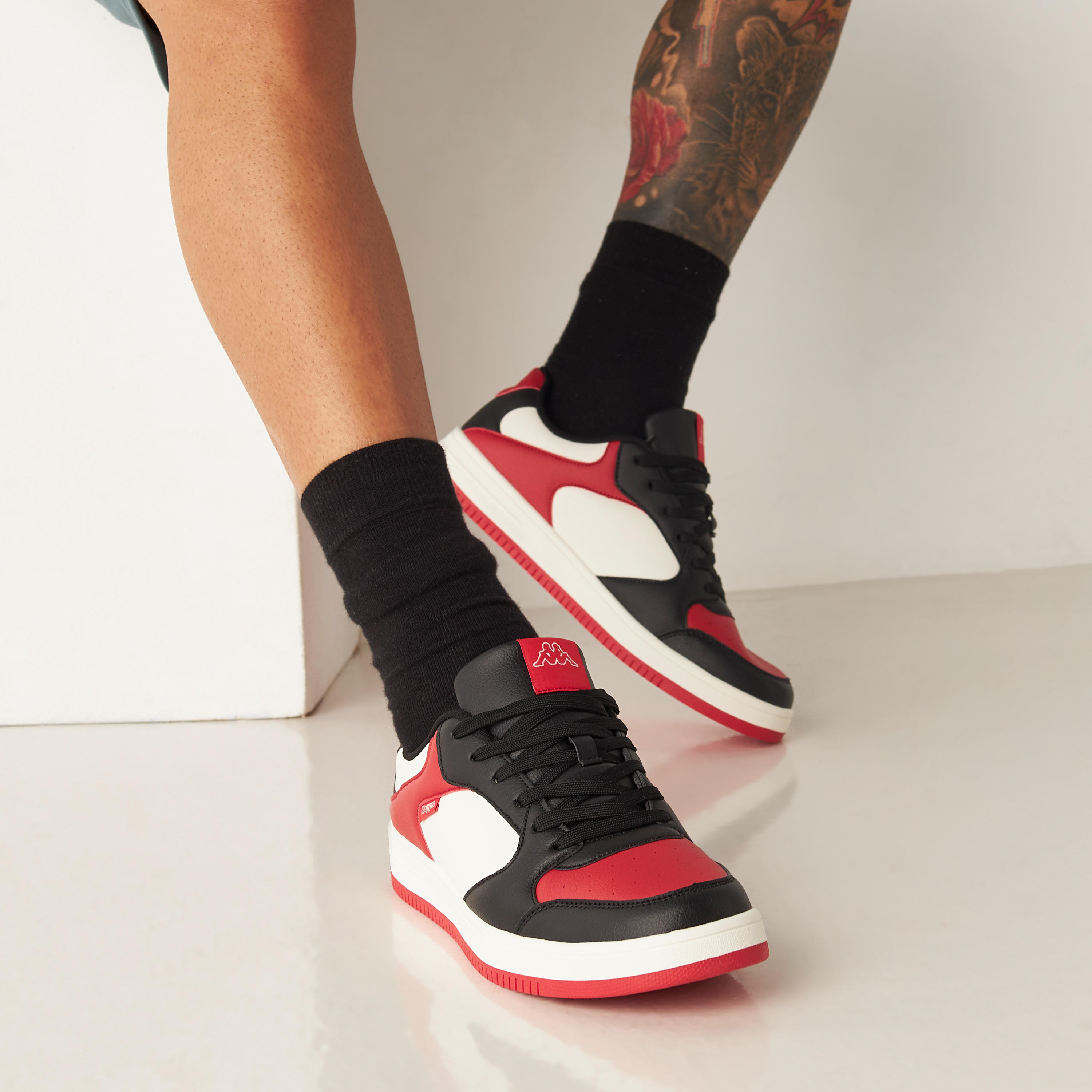 حذاء سنيكرز بقوالب ملونة ورباط إغلاق للرجال من كابا-men-shoes-sneakers-image-2