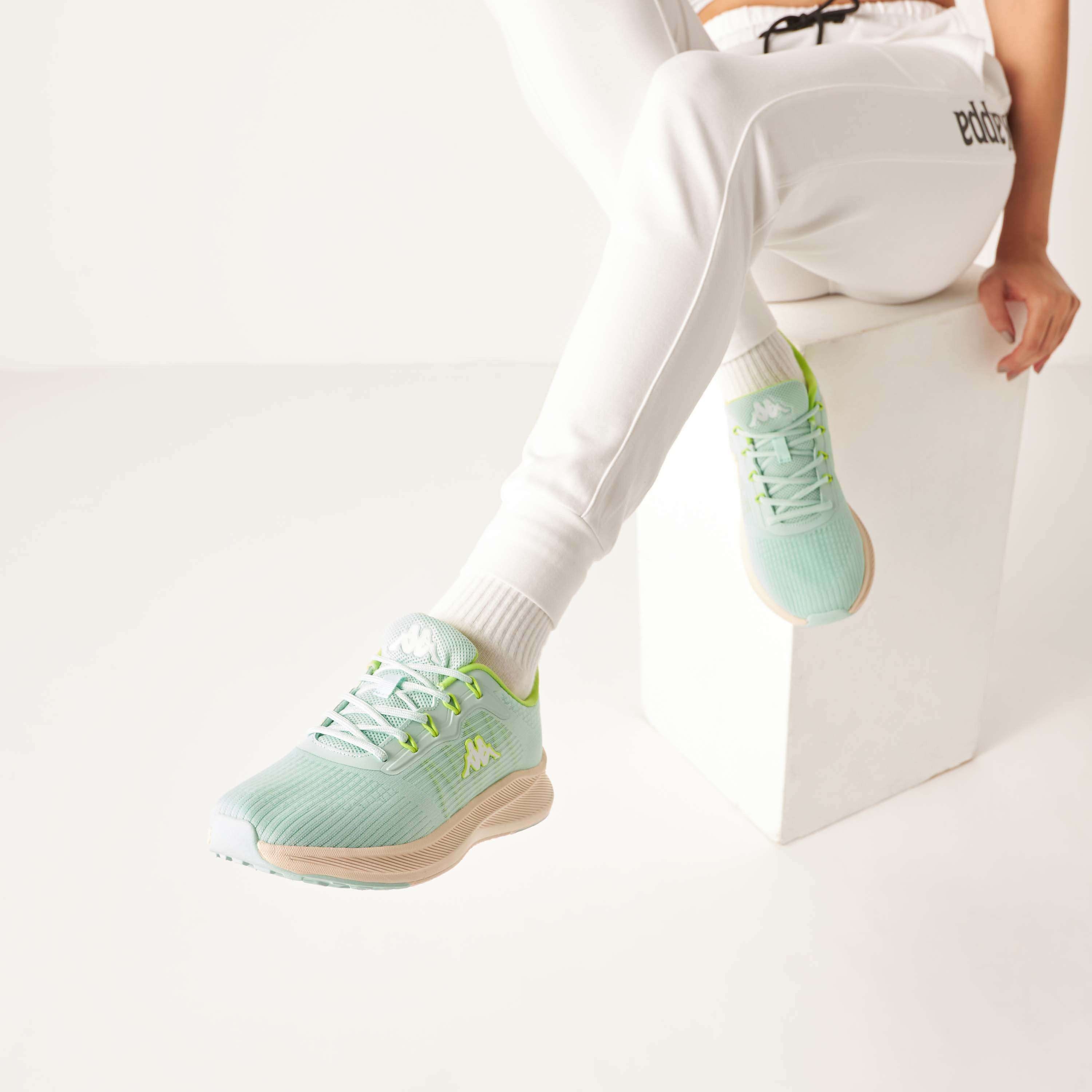 حذاء رياضي مبطّن قوالب ملونة برباط إغلاق للنساء من كابا-sports-women-shoes-image-2