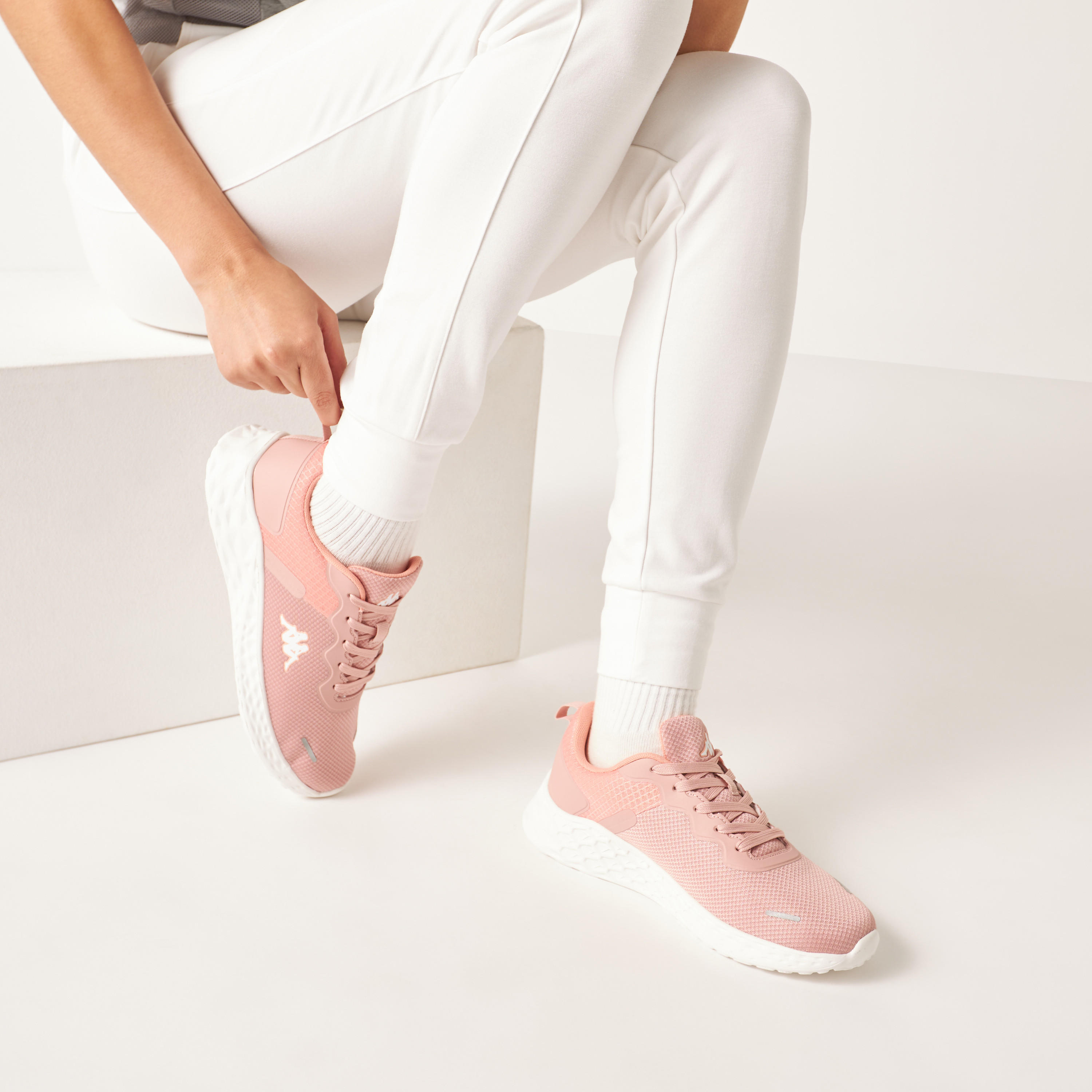 حذاء رياضي للنساء كتل ألوان برباط وبطانة من كابا-sports-women-shoes-image-2