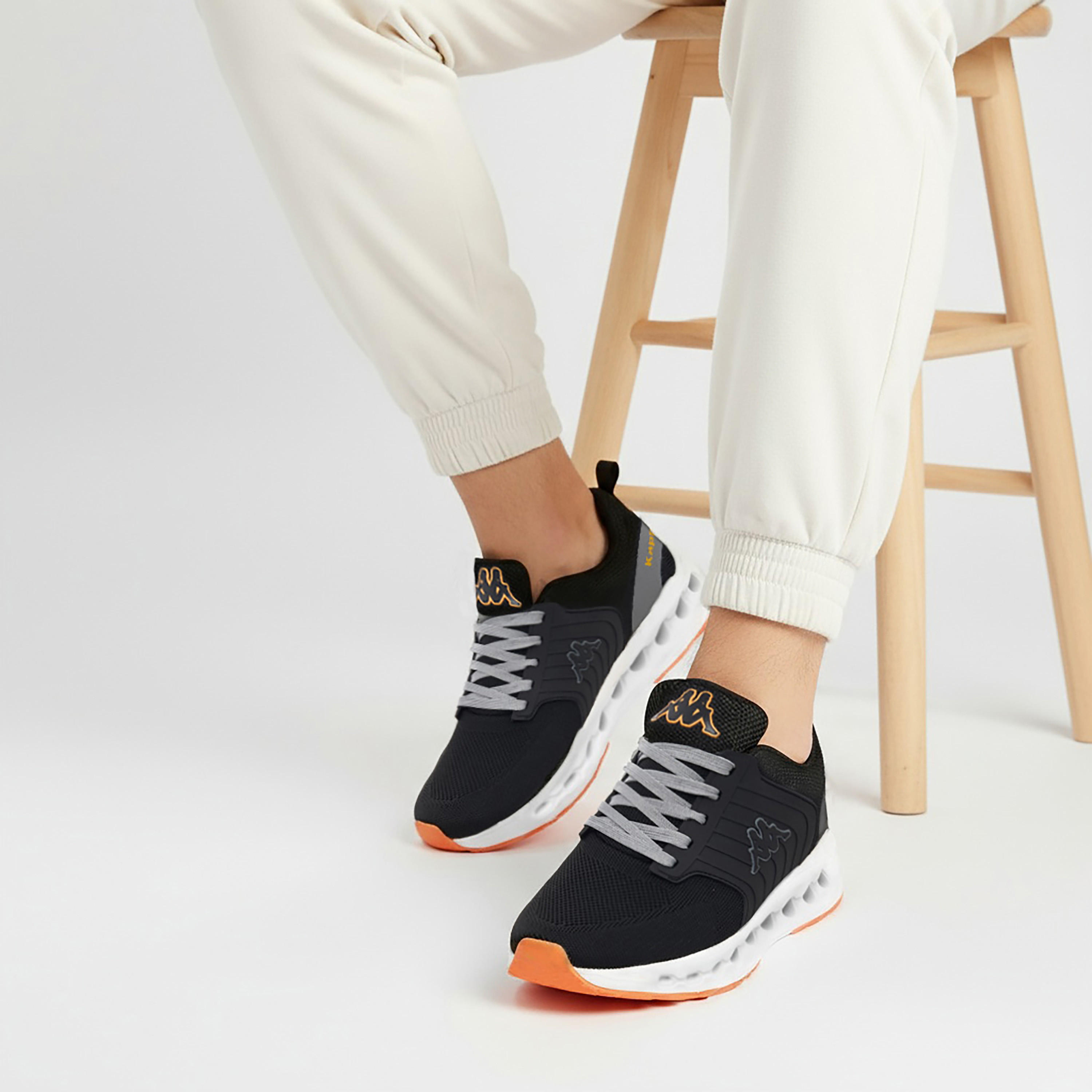 حذاء رياضي برباط إغلاق ونقوش شعار للرجال من كابا-men-shoes-sports-image-2