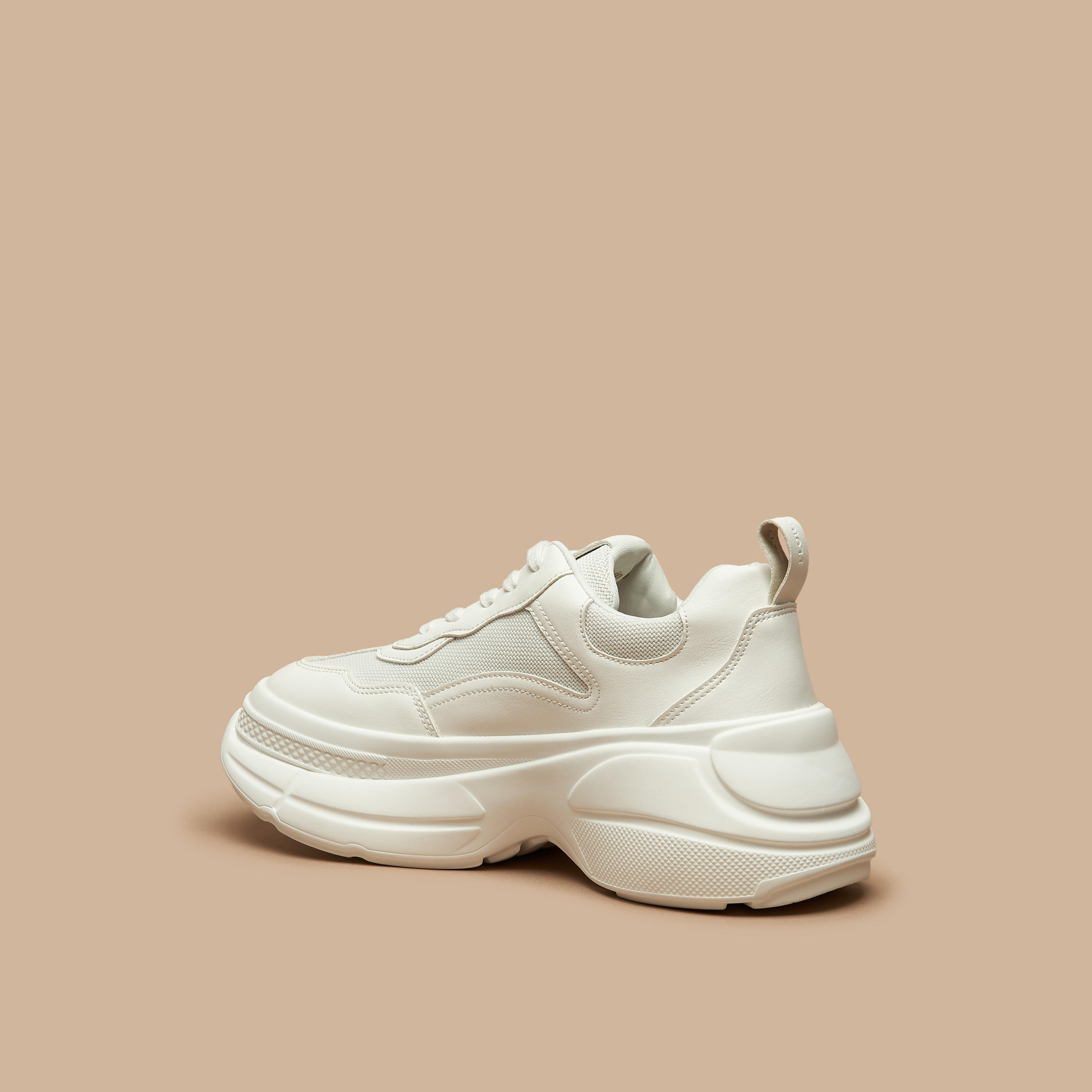 حذاء سنيكرز متعدد التصاميم بكعب سميك ورباط إغلاق من فلورا بيلا-women-shoes-sneakers-image-2