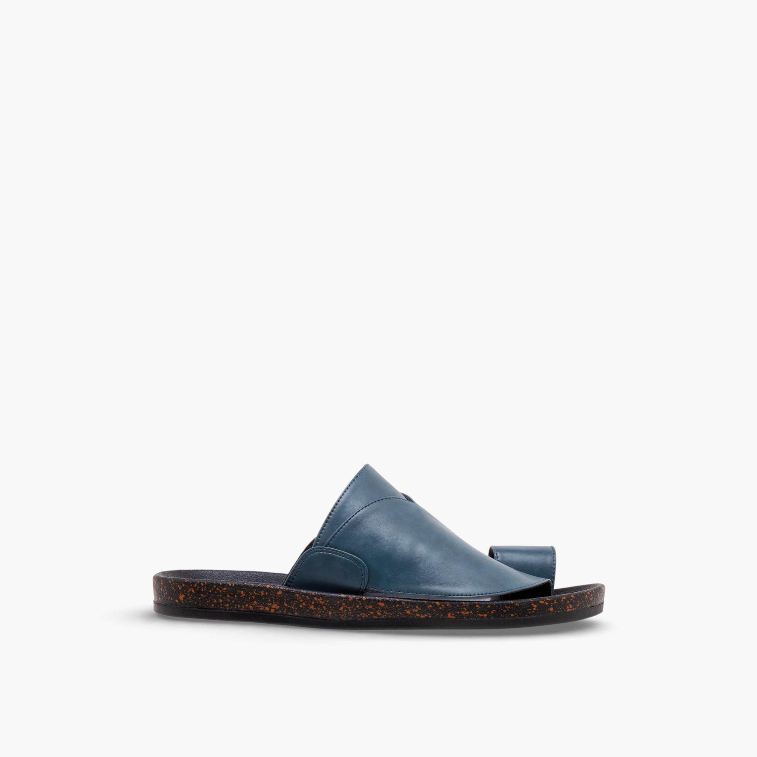 صندل عربي بتفاصيل حلقة إصبع للرجال من إل بي إل من شوإكسبريس-men-shoes-sandals-image-3